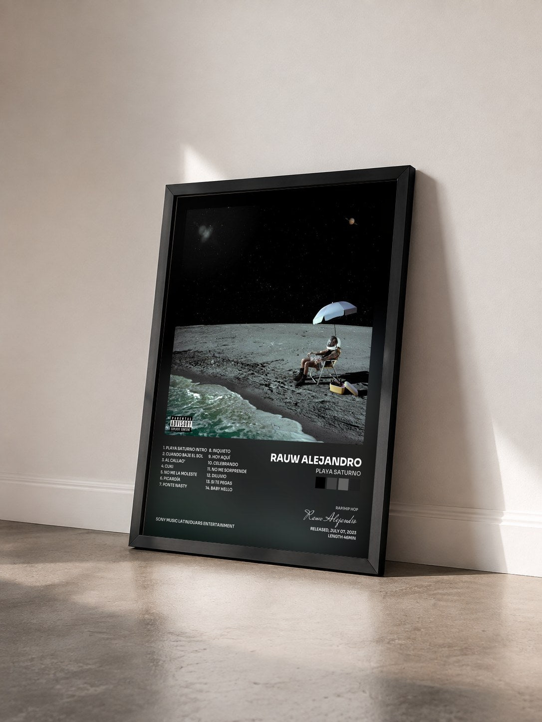 #noir PLAYA SATURNO von Rauw Alejandro als gerahmter Kunstdruck von schräg gesehen, schwarzer Rahmen