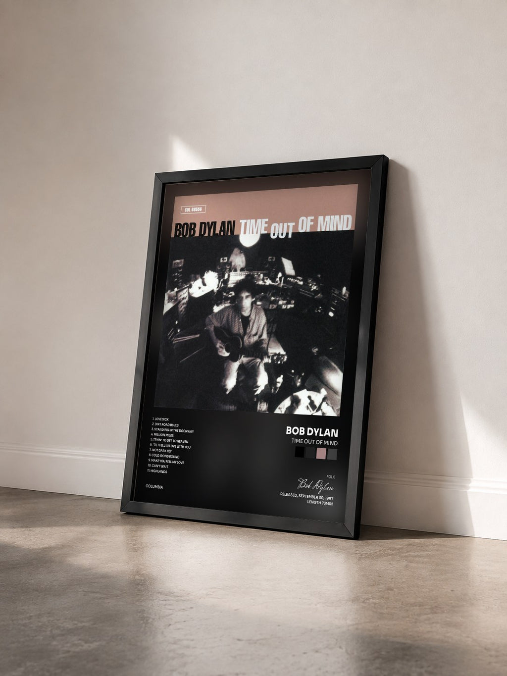#noir Time Out Of Mind von Bob Dylan als gerahmter Kunstdruck von schräg gesehen, schwarzer Rahmen