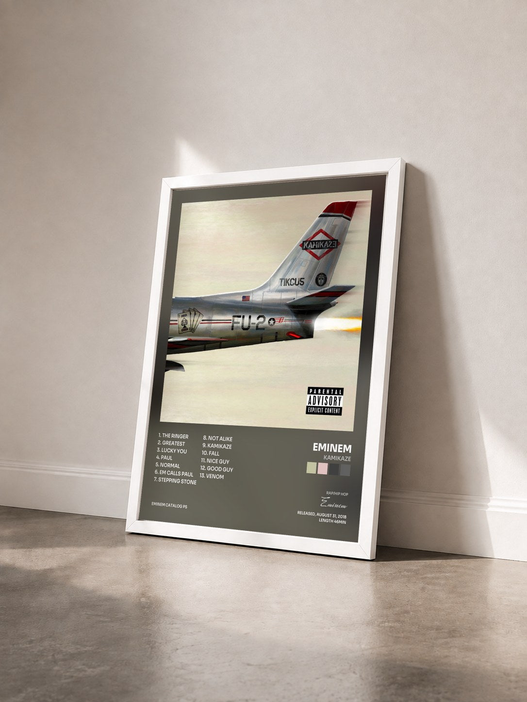 #blanc Kamikaze di Eminem in stampa incorniciata vista di tre quarti, cornice bianca
