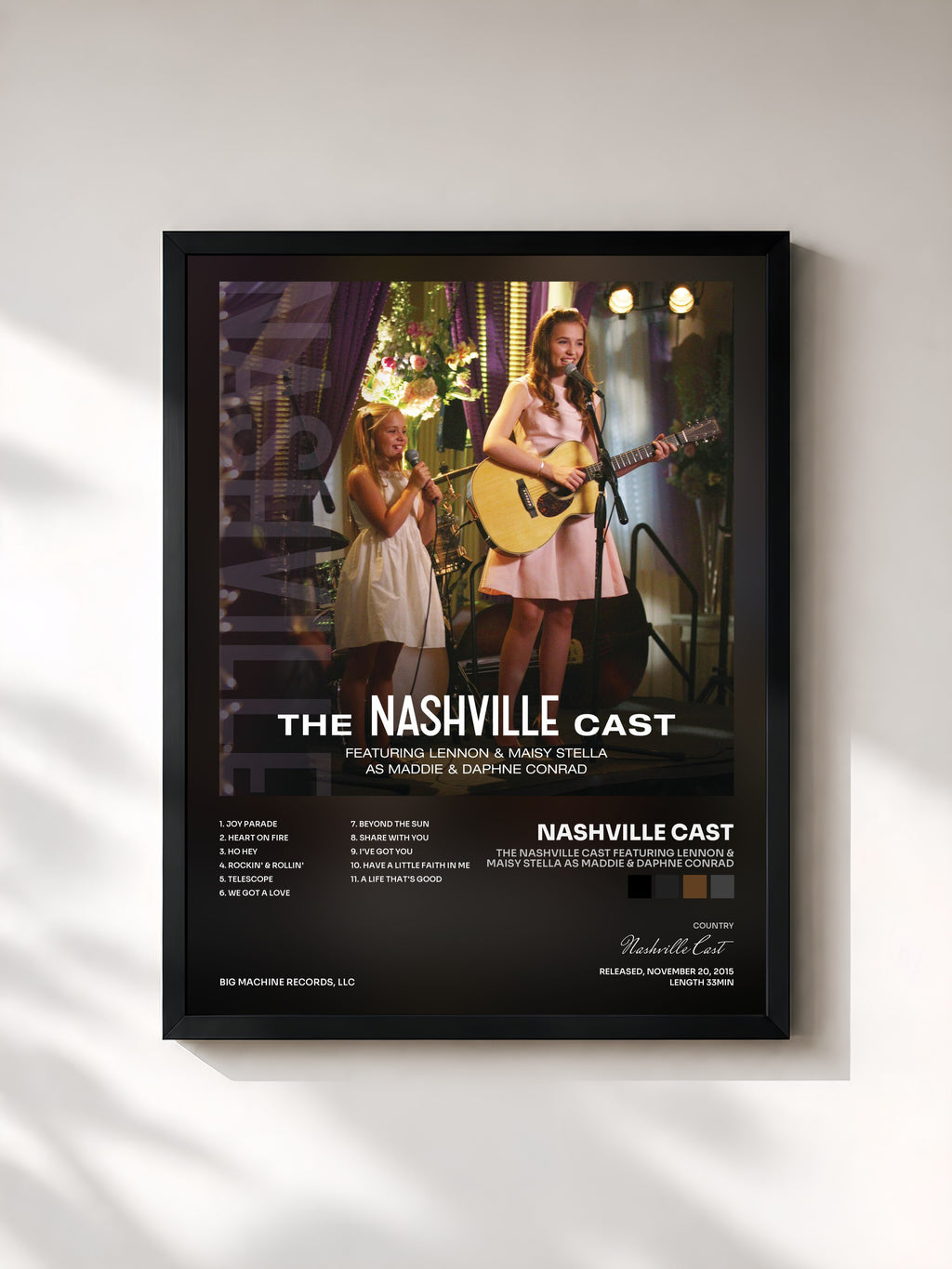 #noir Tableau de l'album The Nashville Cast Featuring Lennon & Maisy Stella As Maddie & Daphne Conrad de Nashville Cast, cadre noir, imprimé et encadré en France