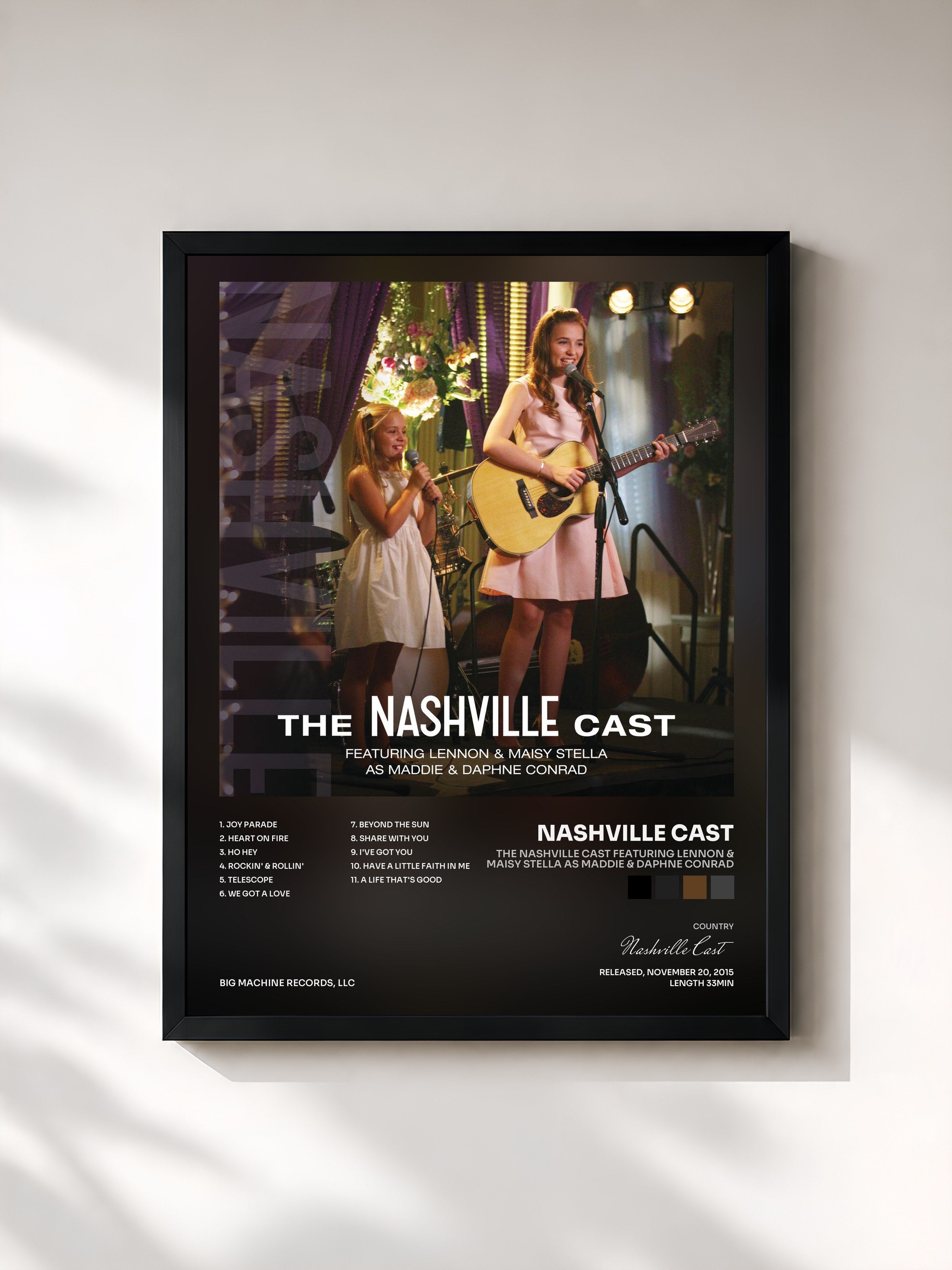 #noir Tableau de l'album The Nashville Cast Featuring Lennon & Maisy Stella As Maddie & Daphne Conrad de Nashville Cast, cadre noir, imprimé et encadré en France