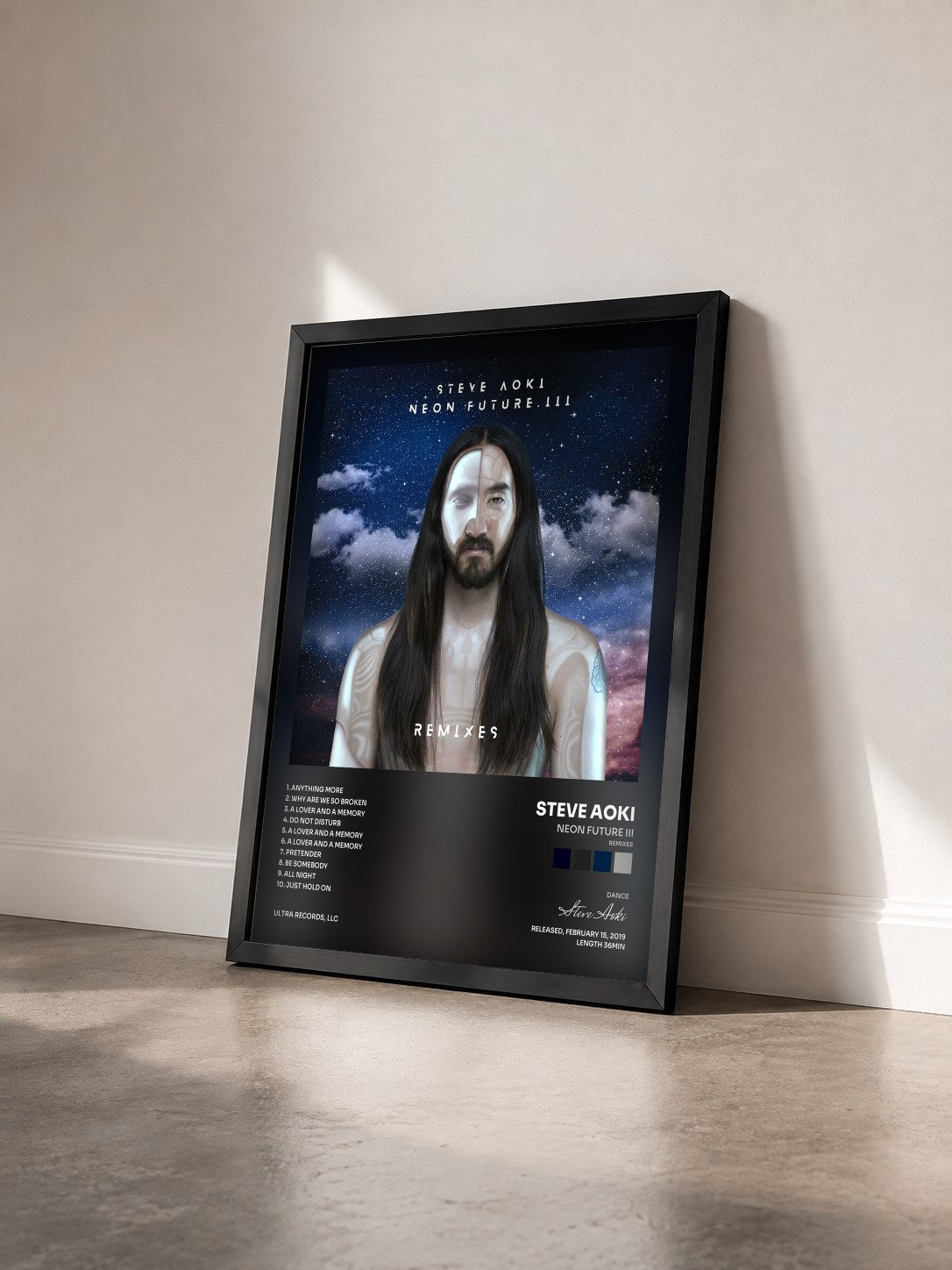 #noir Tableau de l'album Neon Future III (Remixes) de Steve Aoki vu de trois quarts, cadre noir