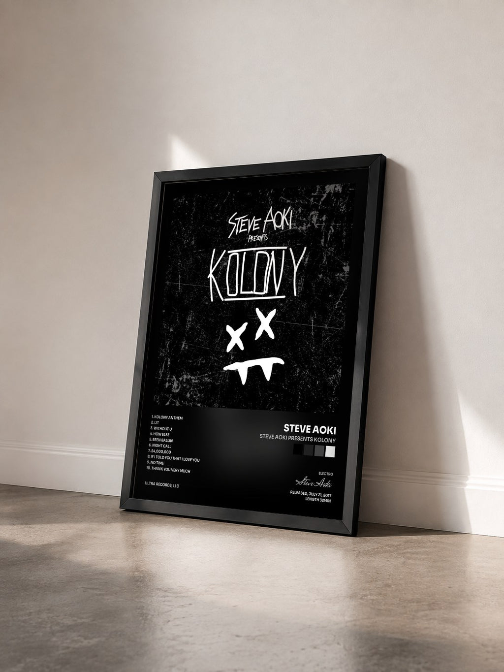 #noir Steve Aoki Presents Kolony di Steve Aoki in stampa incorniciata vista di tre quarti, cornice nera
