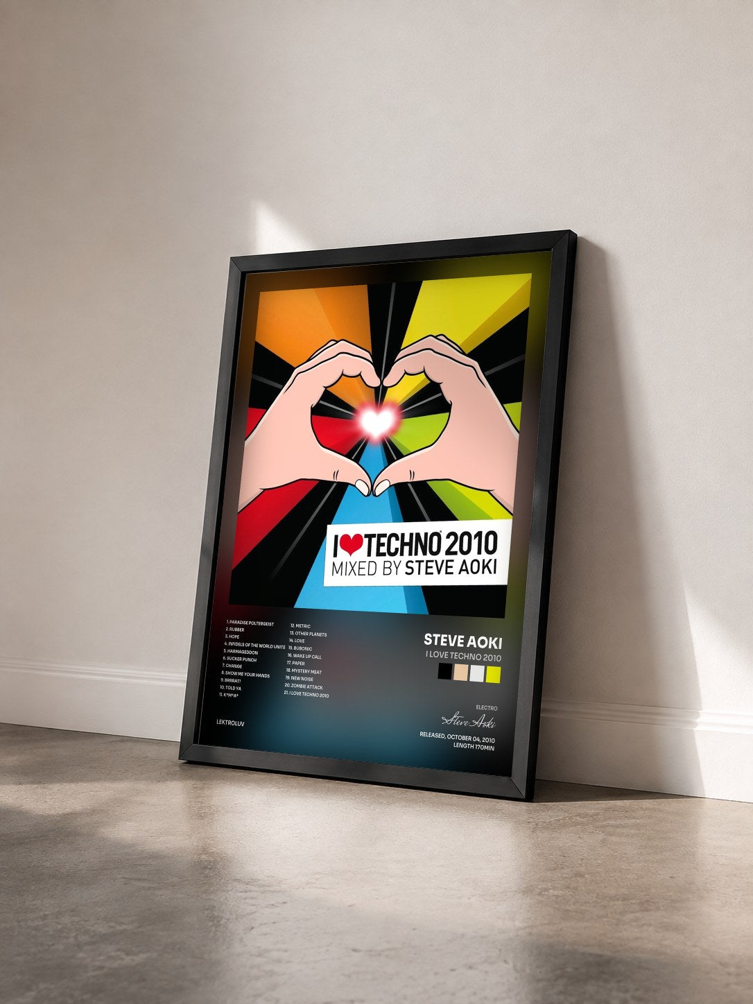 #noir Tableau de l'album I Love Techno 2010 de Steve Aoki vu de trois quarts, cadre noir