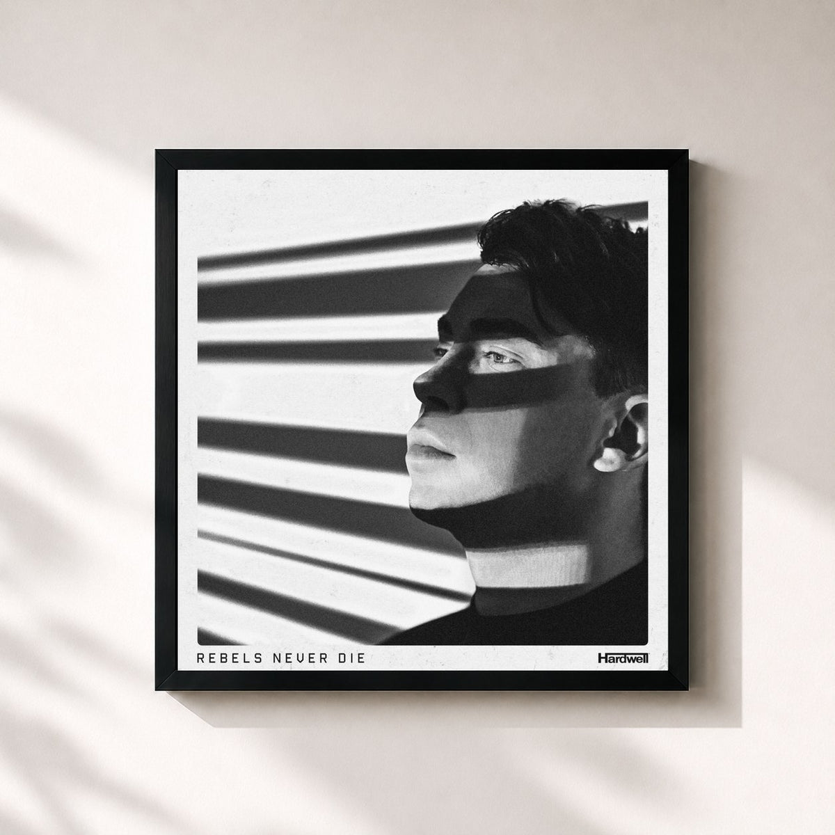 #noir REBELS NEVER DIE di Hardwell in stampa quadrata incorniciata, cornice nera 32x32 cm