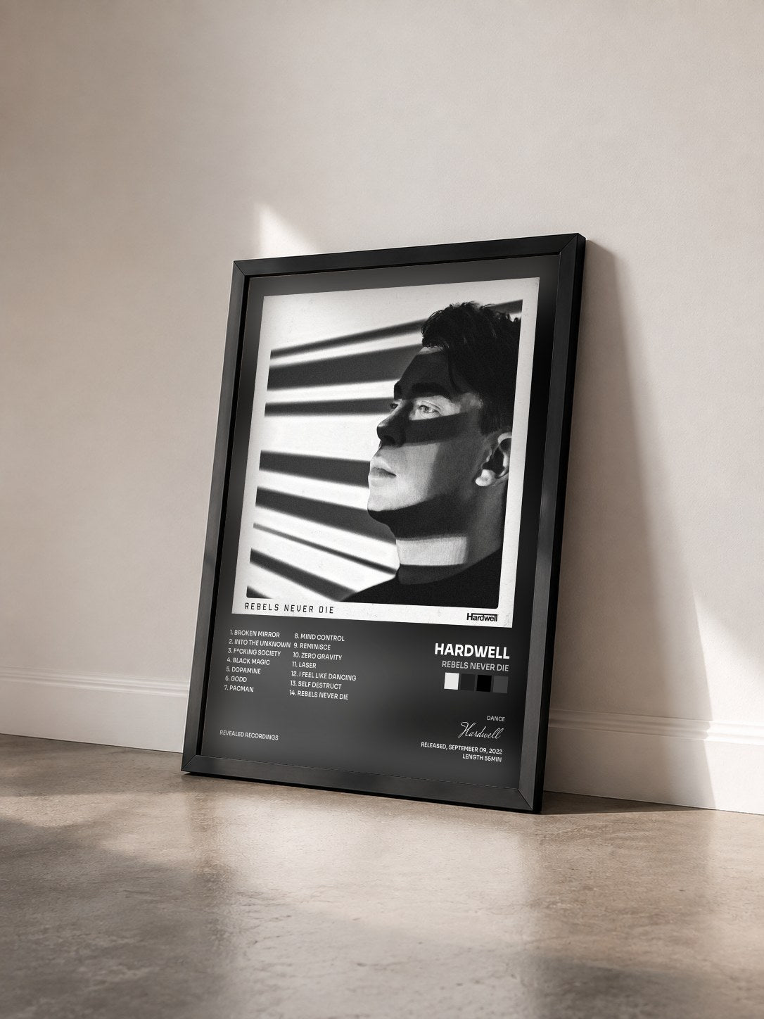 #noir REBELS NEVER DIE di Hardwell in stampa incorniciata vista di tre quarti, cornice nera