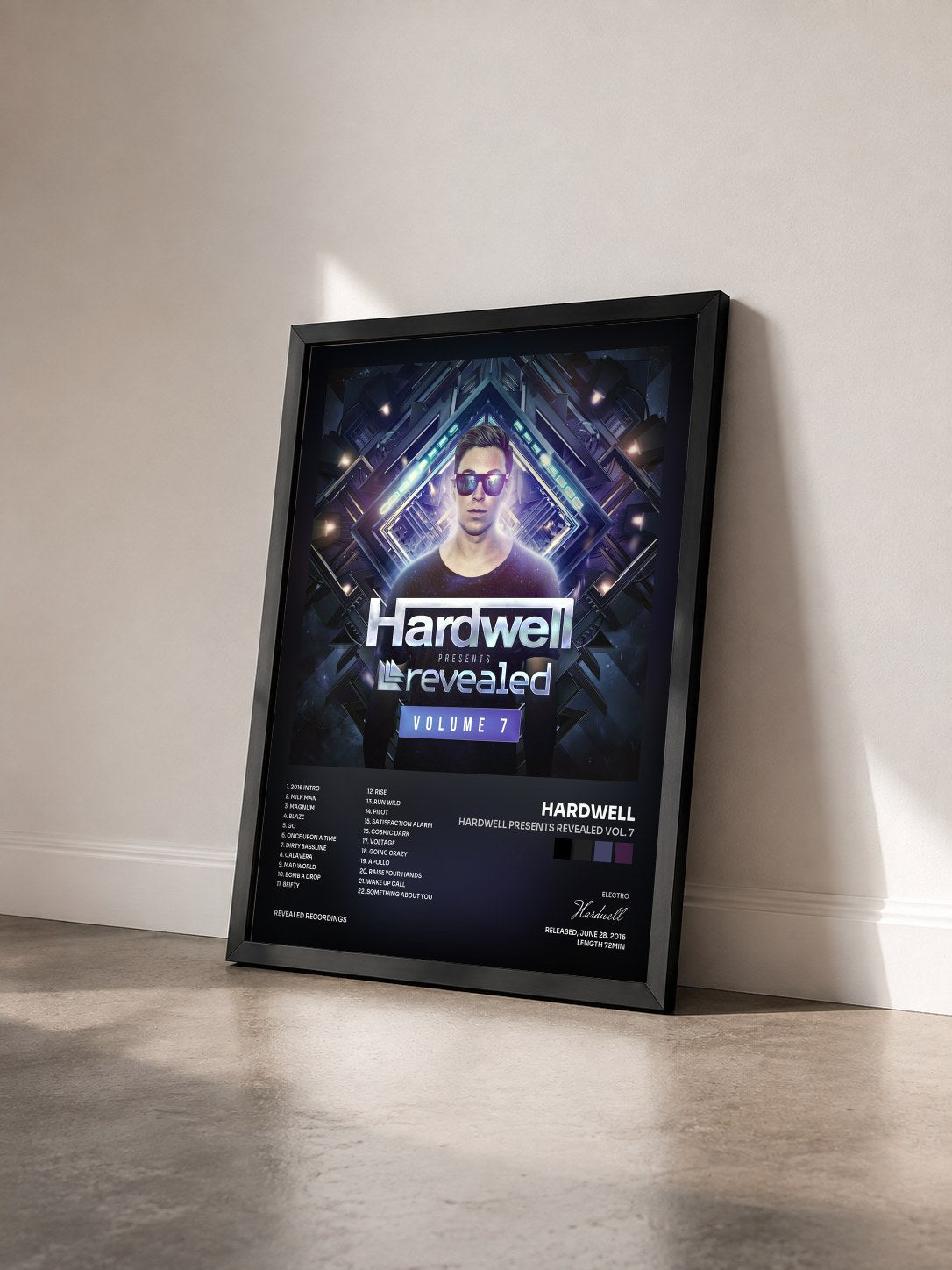 #noir Hardwell Presents Revealed Vol. 7 di Hardwell in stampa incorniciata vista di tre quarti, cornice nera