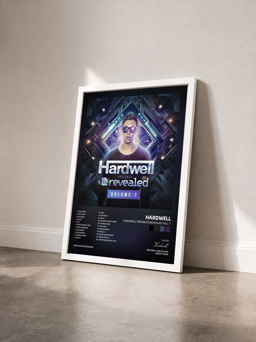 #blanc Hardwell Presents Revealed Vol. 7 di Hardwell in stampa incorniciata vista di tre quarti, cornice bianca
