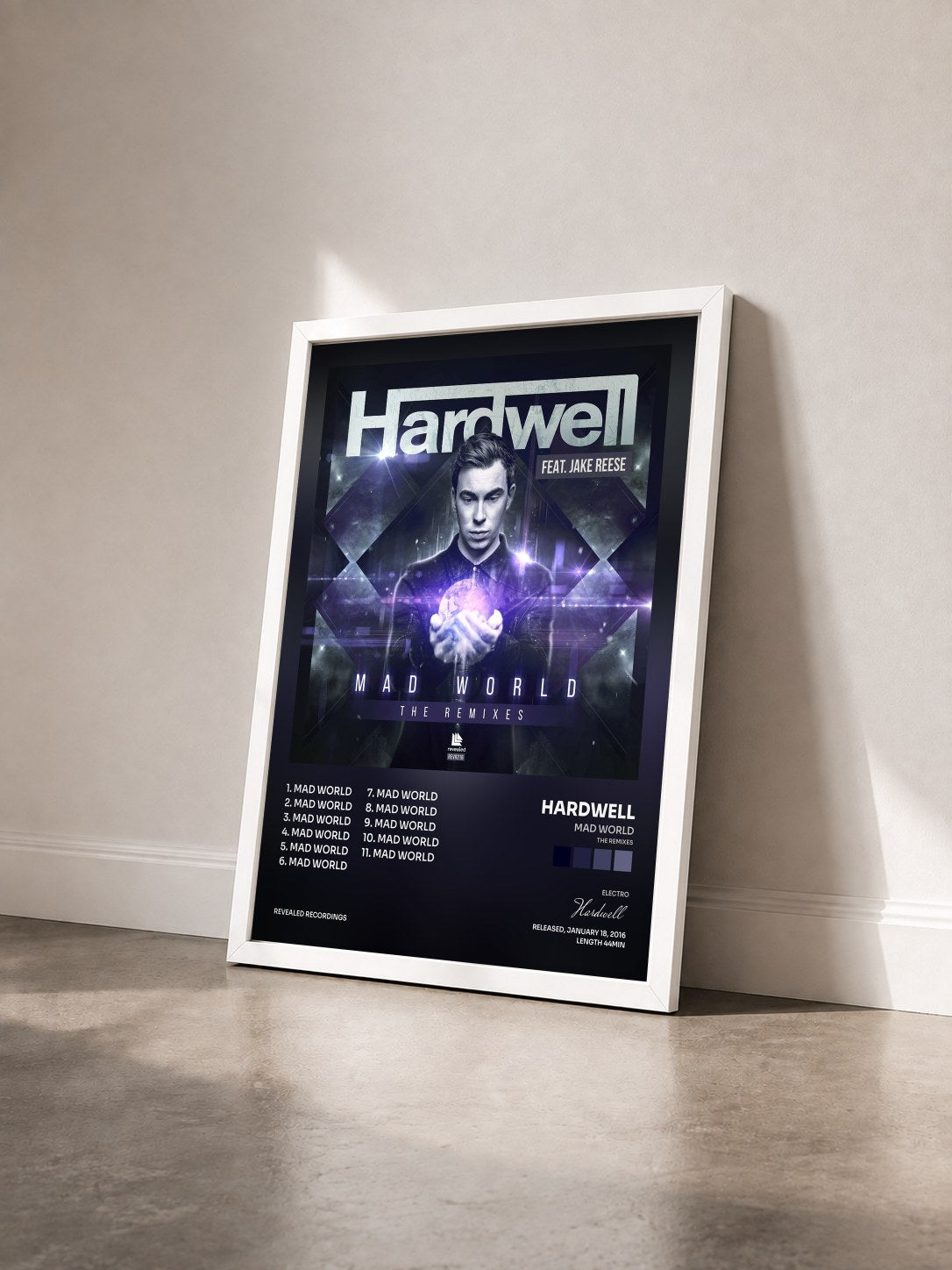 #blanc Mad World (The Remixes) di Hardwell in stampa incorniciata vista di tre quarti, cornice bianca