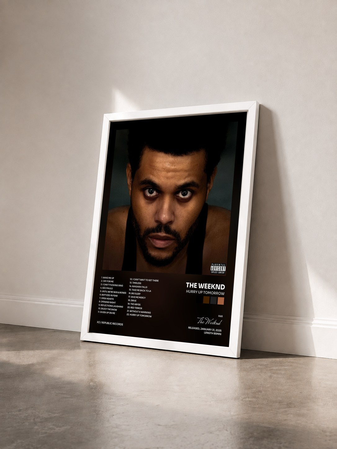 #blanc Tableau de l'album Hurry Up Tomorrow de The Weeknd vu de trois quarts, cadre blanc