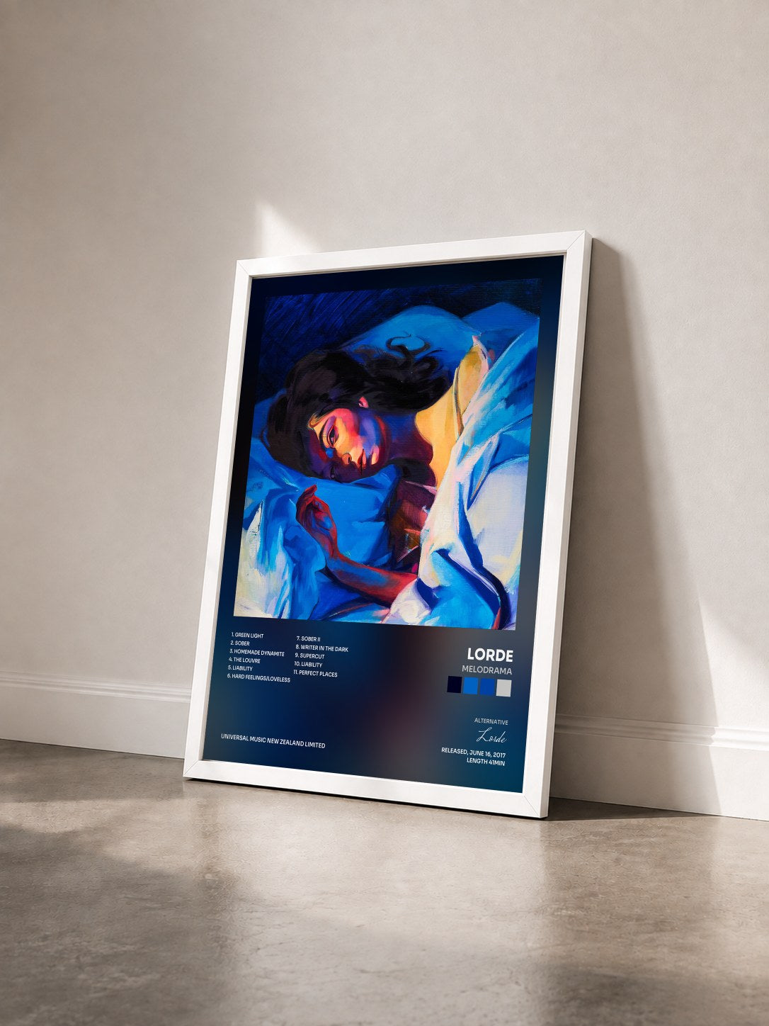 #blanc Tableau de l'album Melodrama de Lorde vu de trois quarts, cadre blanc