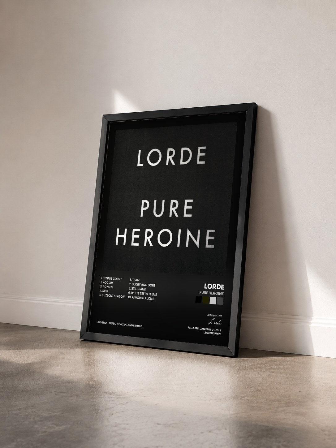 #noir Tableau de l'album Pure Heroine de Lorde vu de trois quarts, cadre noir