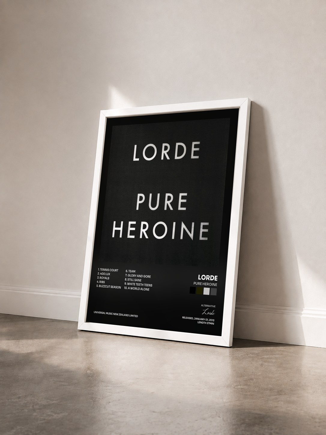 #blanc Tableau de l'album Pure Heroine de Lorde vu de trois quarts, cadre blanc