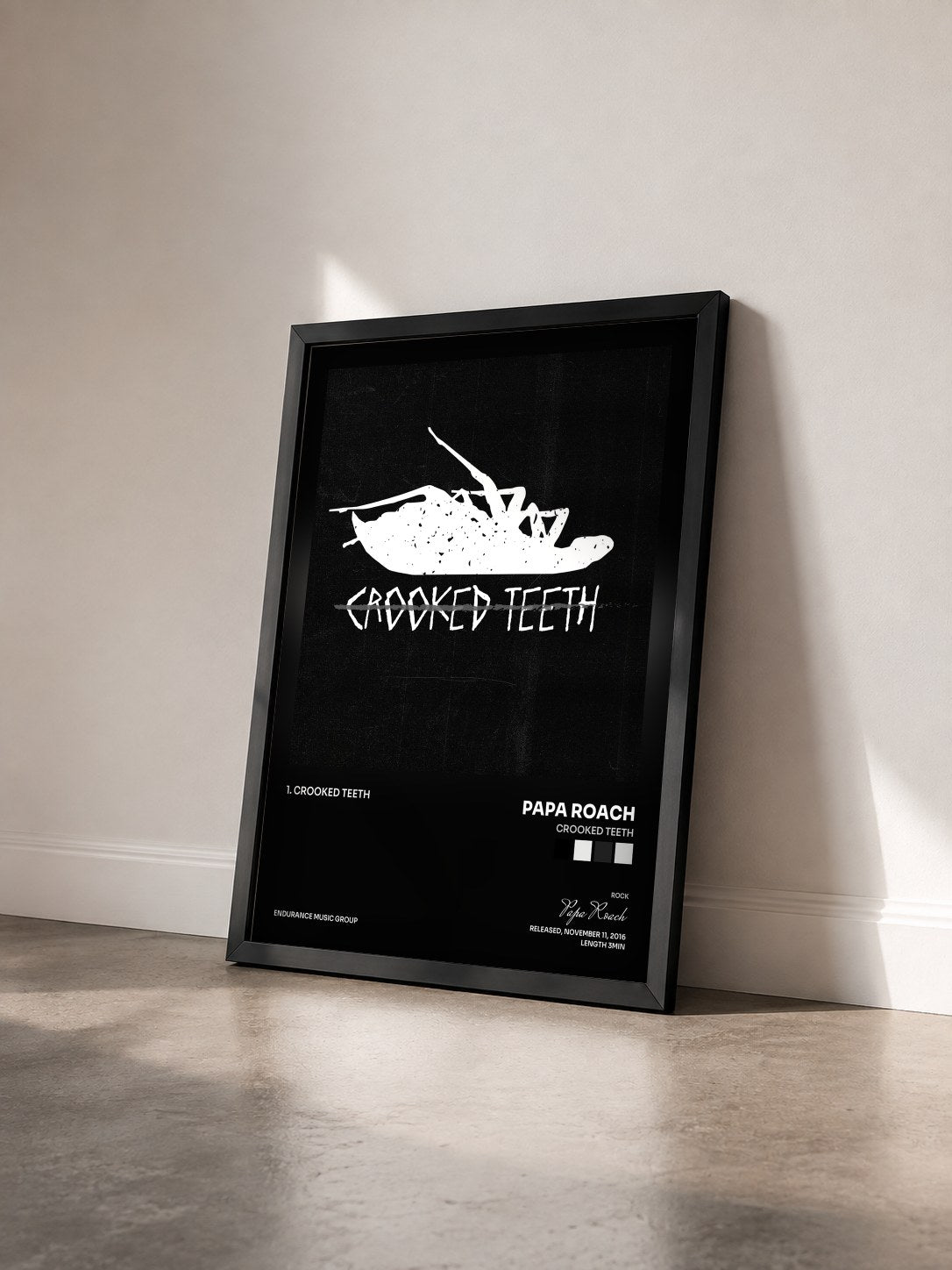 #noir Tableau de l'album Crooked Teeth de Papa Roach vu de trois quarts, cadre noir