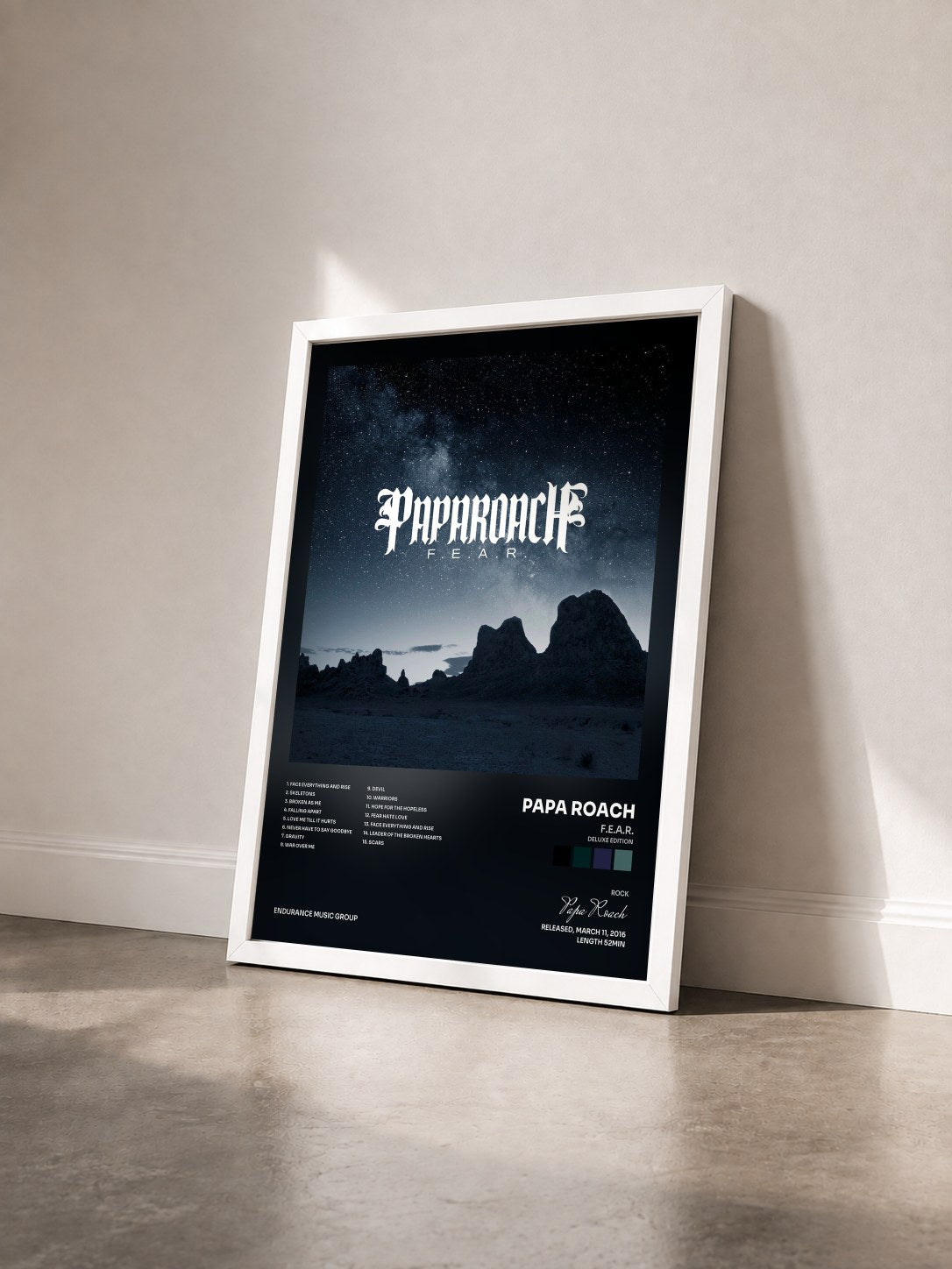 #blanc Tableau de l'album F.E.A.R. (Deluxe Edition) de Papa Roach vu de trois quarts, cadre blanc