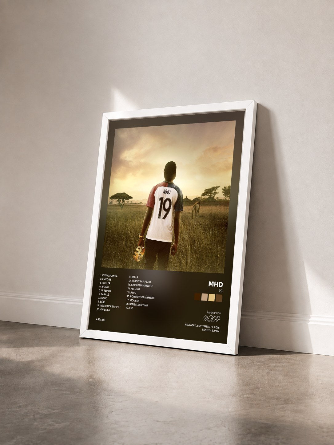 #blanc Tableau de l'album 19 de MHD vu de trois quarts, cadre blanc