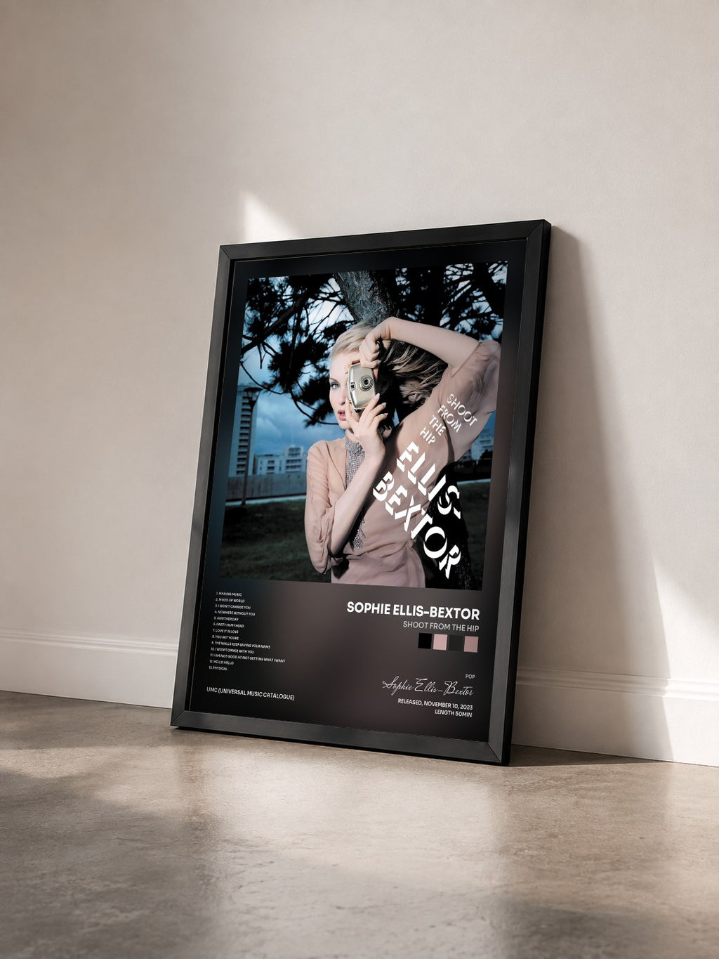 #noir Tableau de l'album Shoot From The Hip de Sophie Ellis-Bextor vu de trois quarts, cadre noir