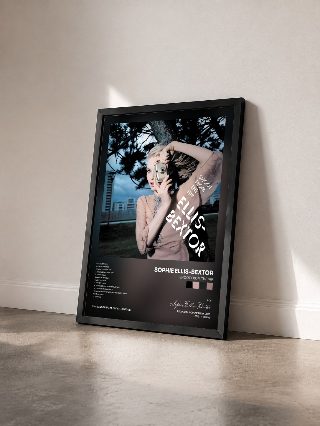 #noir Tableau de l'album Shoot From The Hip de Sophie Ellis-Bextor vu de trois quarts, cadre noir