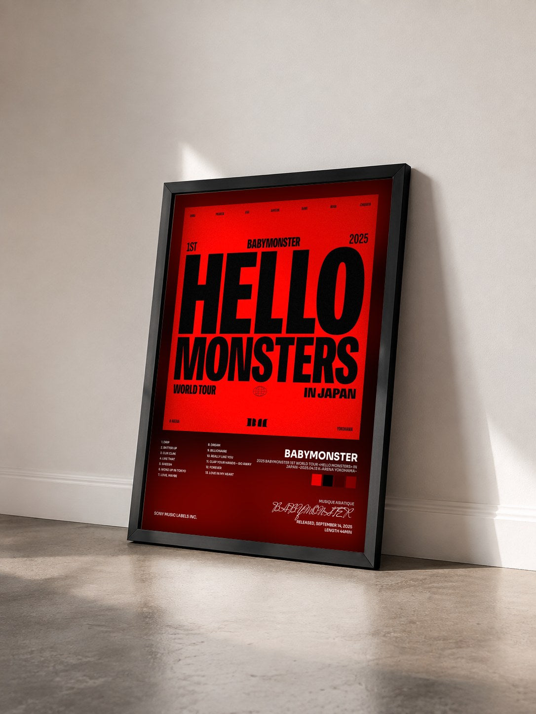 #noir Tableau de l'album 2025 BABYMONSTER 1st WORLD TOUR <HELLO MONSTERS> IN JAPAN ~2025.04.13 K-ARENA YOKOHAMA~ de BABYMONSTER vu de trois quarts, cadre noir