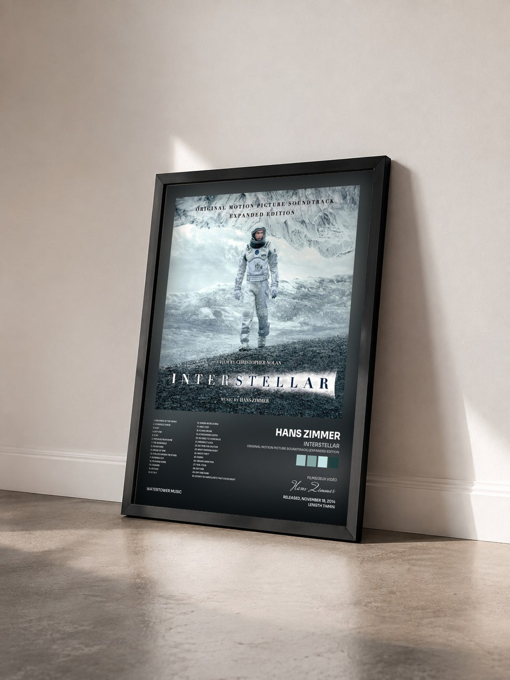 #noir Tableau de l'album Interstellar (Original Motion Picture Soundtrack) (Expanded Edition) de Hans Zimmer vu de trois quarts, cadre noir