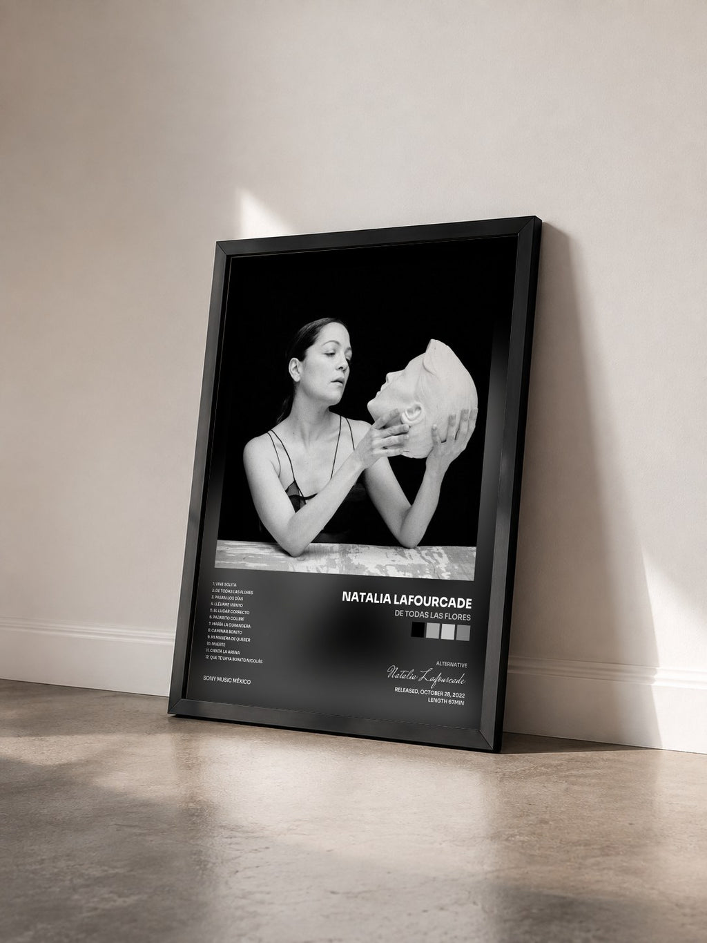 #noir De Todas las Flores di Natalia Lafourcade in stampa incorniciata vista di tre quarti, cornice nera