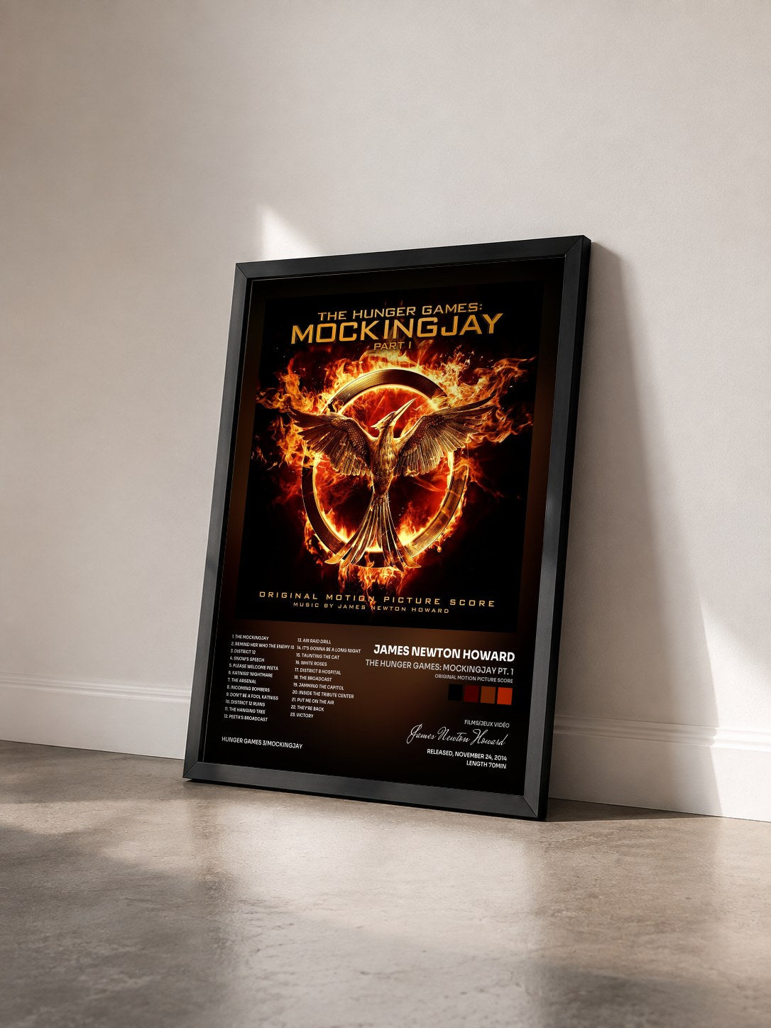 #noir Tableau de l'album The Hunger Games: Mockingjay Pt. 1 (Original Motion Picture Score) de James Newton Howard vu de trois quarts, cadre noir