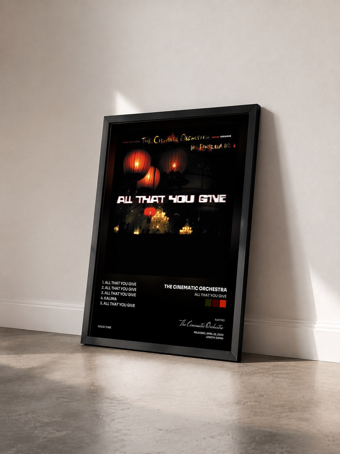 #noir Tableau de l'album All That You Give de The Cinematic Orchestra vu de trois quarts, cadre noir