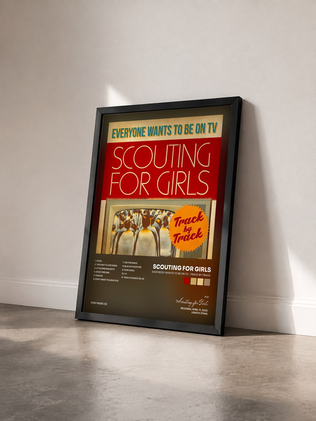 #noir Everybody Wants To Be On TV - Track by Track von Scouting for Girls als gerahmter Kunstdruck von schräg gesehen, schwarzer Rahmen