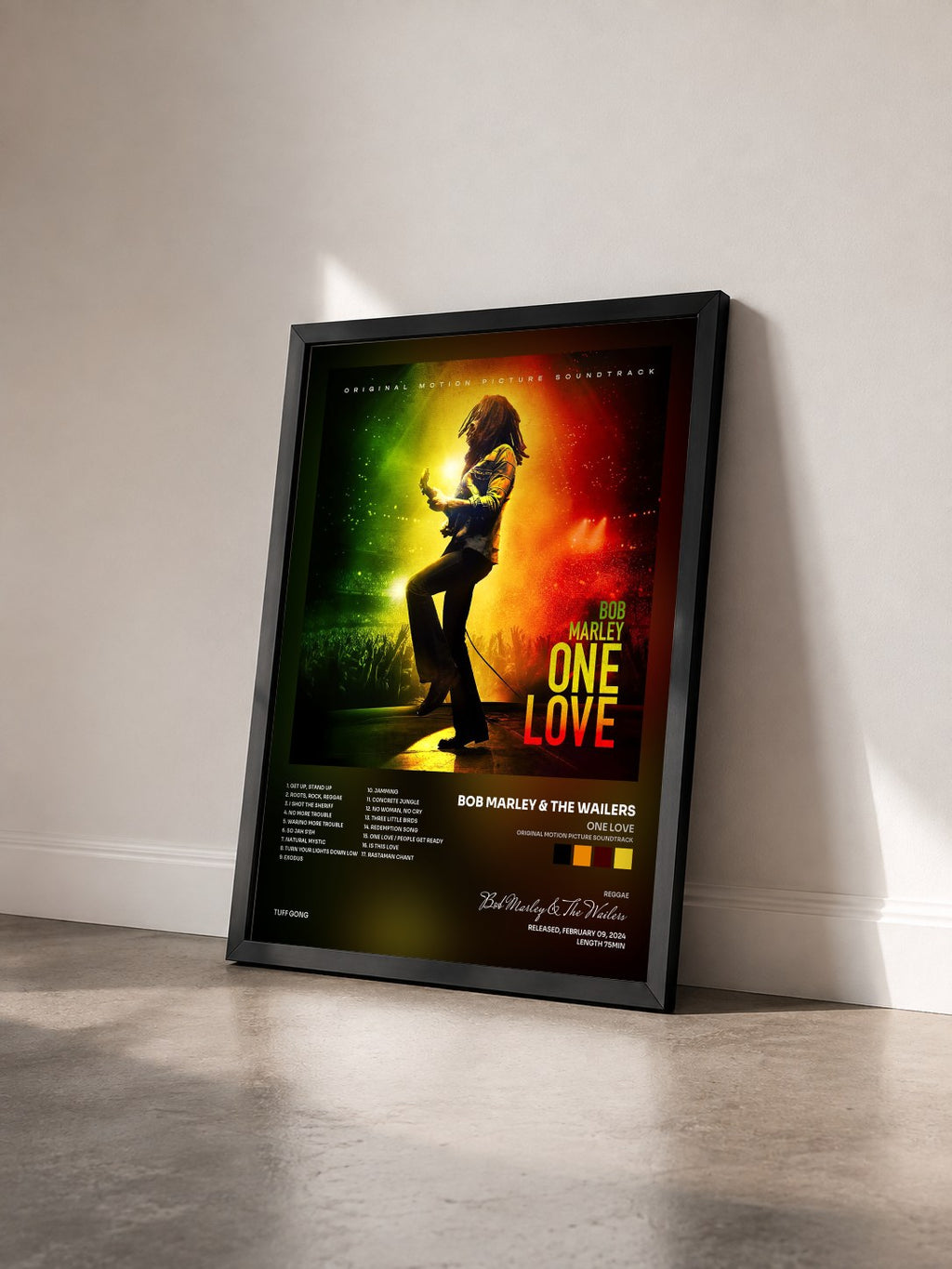 #noir One Love (Original Motion Picture Soundtrack) von Bob Marley & The Wailers als gerahmter Kunstdruck von schräg gesehen, schwarzer Rahmen