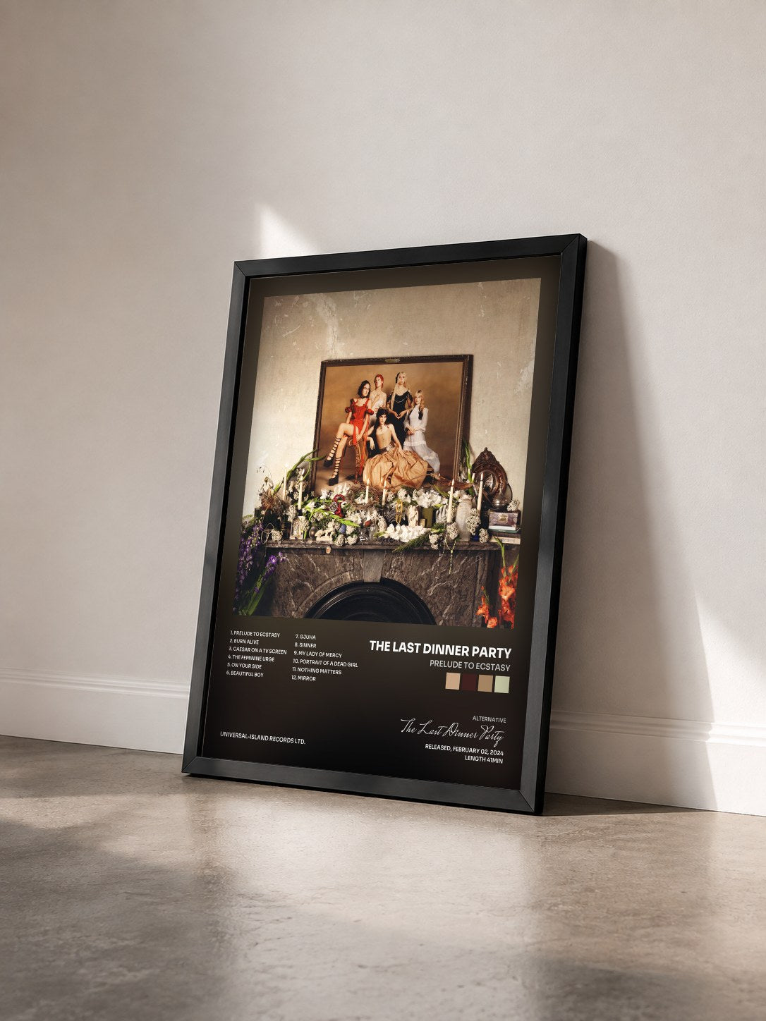 #noir Tableau de l'album Prelude to Ecstasy de The Last Dinner Party vu de trois quarts, cadre noir