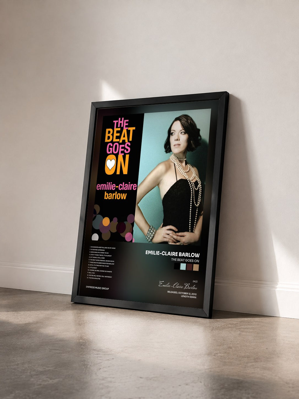 #noir Tableau de l'album The Beat Goes On de Emilie-Claire Barlow vu de trois quarts, cadre noir