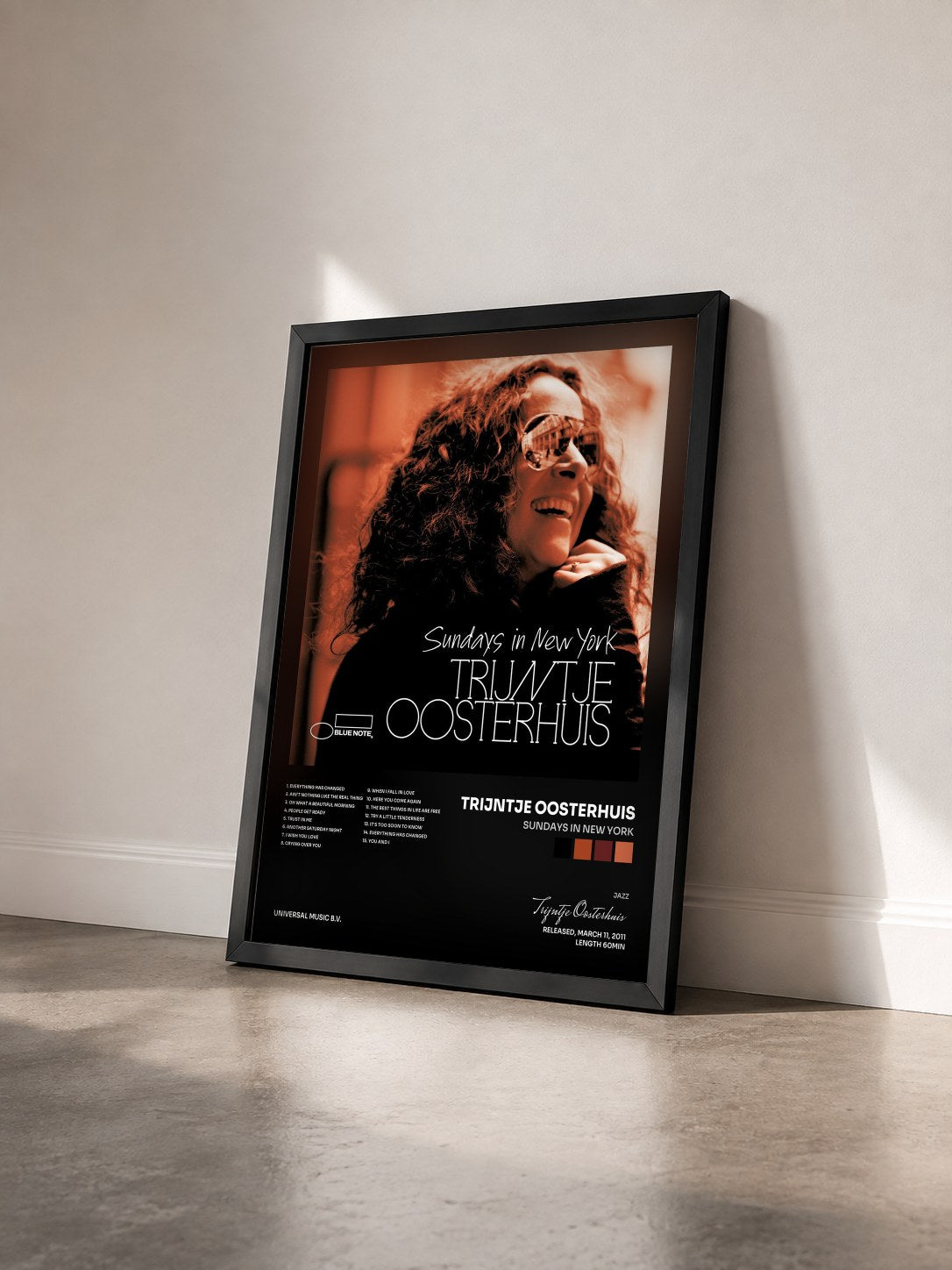 #noir Tableau de l'album Sundays In New York de Trijntje Oosterhuis vu de trois quarts, cadre noir