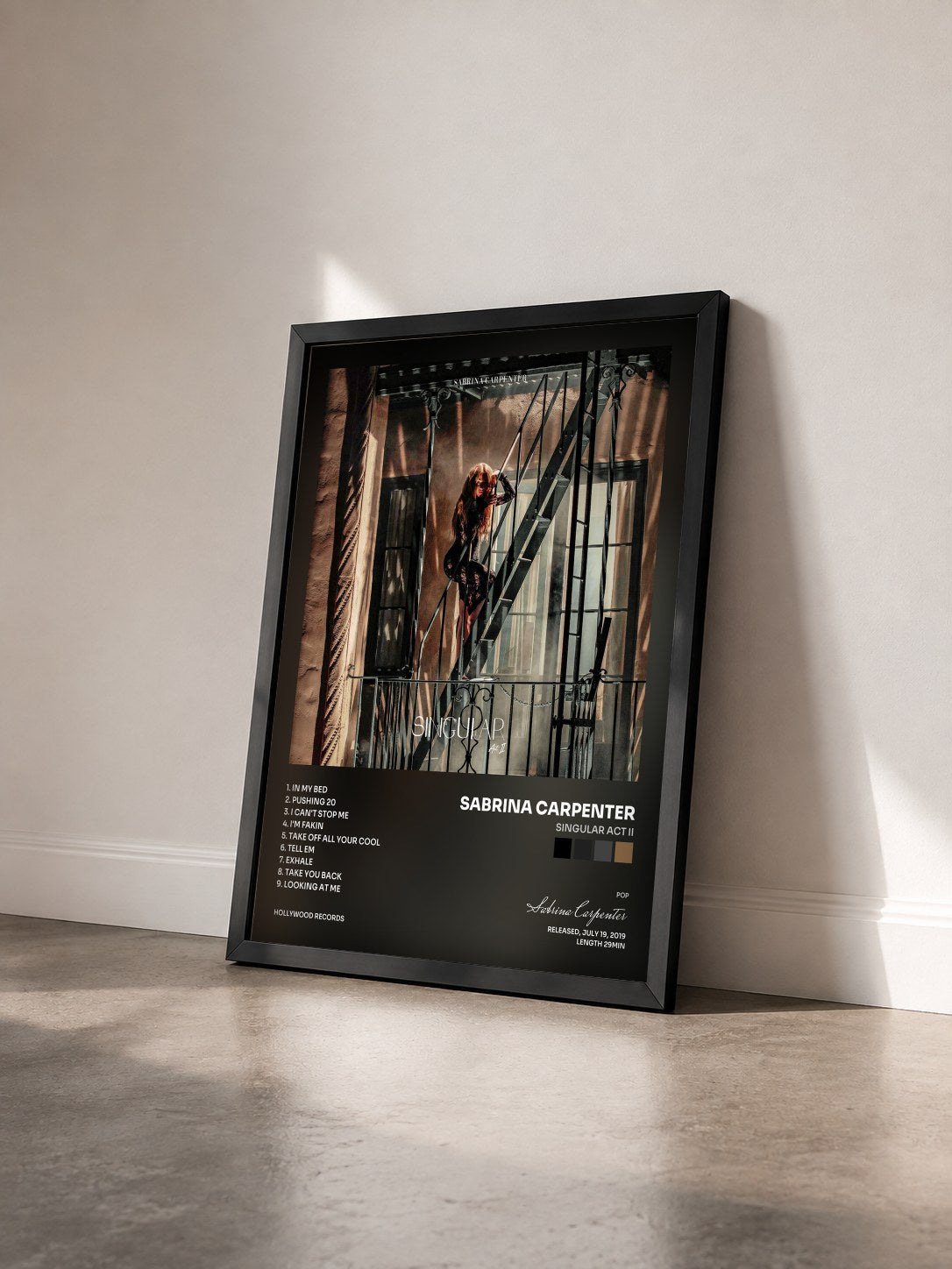 #noir Tableau de l'album Singular Act II de Sabrina Carpenter vu de trois quarts, cadre noir