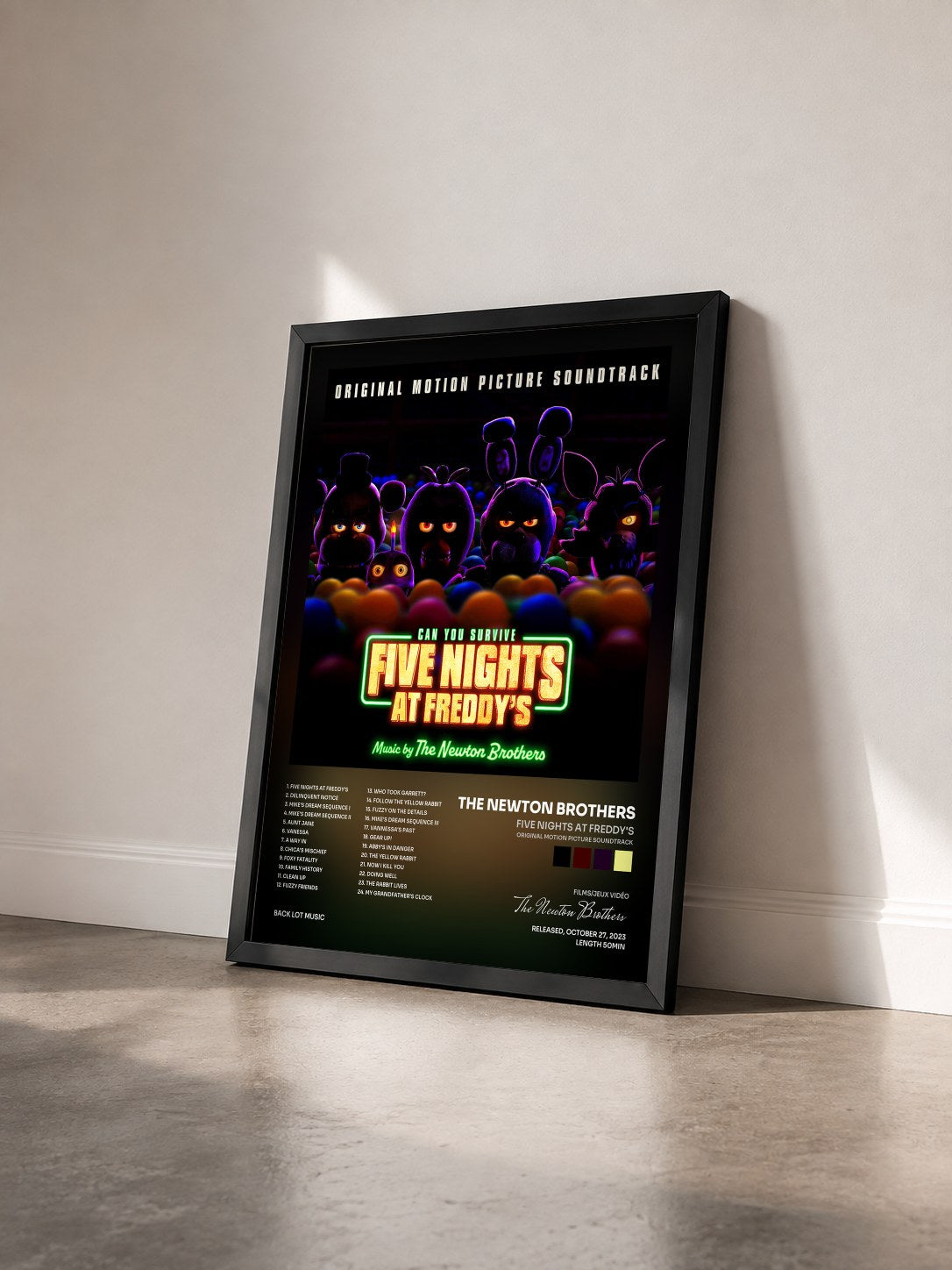 #noir Tableau de l'album Five Nights at Freddy's (Original Motion Picture Soundtrack) de The Newton Brothers vu de trois quarts, cadre noir
