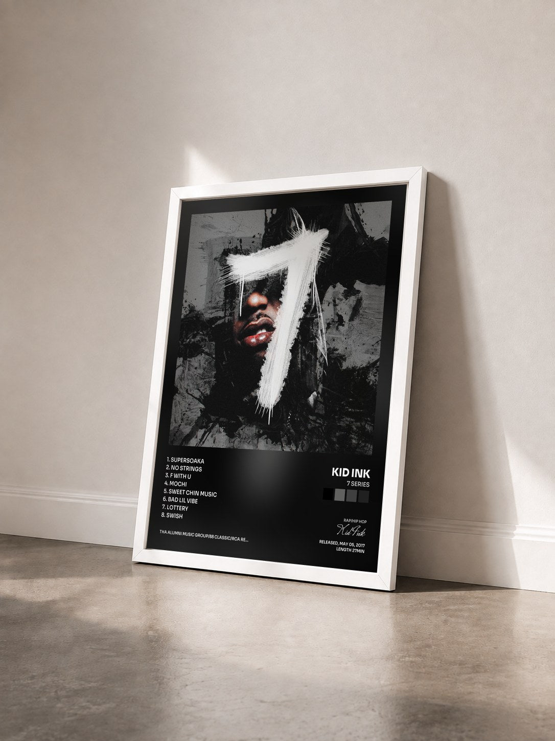 #blanc 7 Series de Kid Ink en lámina enmarcada vista de tres cuartos, marco blanco