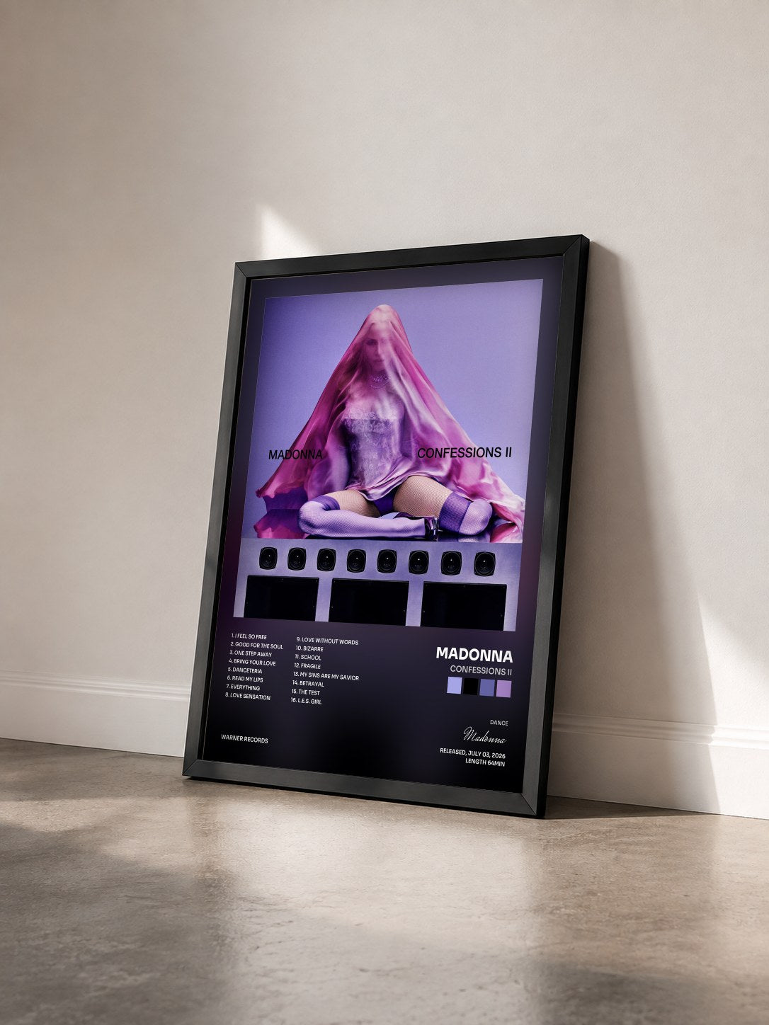 #noir Tableau de l'album CONFESSIONS II de Madonna vu de trois quarts, cadre noir