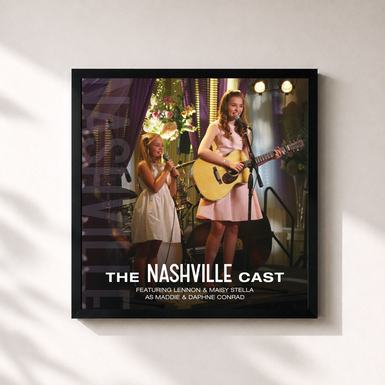 #noir Tableau carré de l'album The Nashville Cast Featuring Lennon & Maisy Stella As Maddie & Daphne Conrad de Nashville Cast, cadre noir 32x32 cm