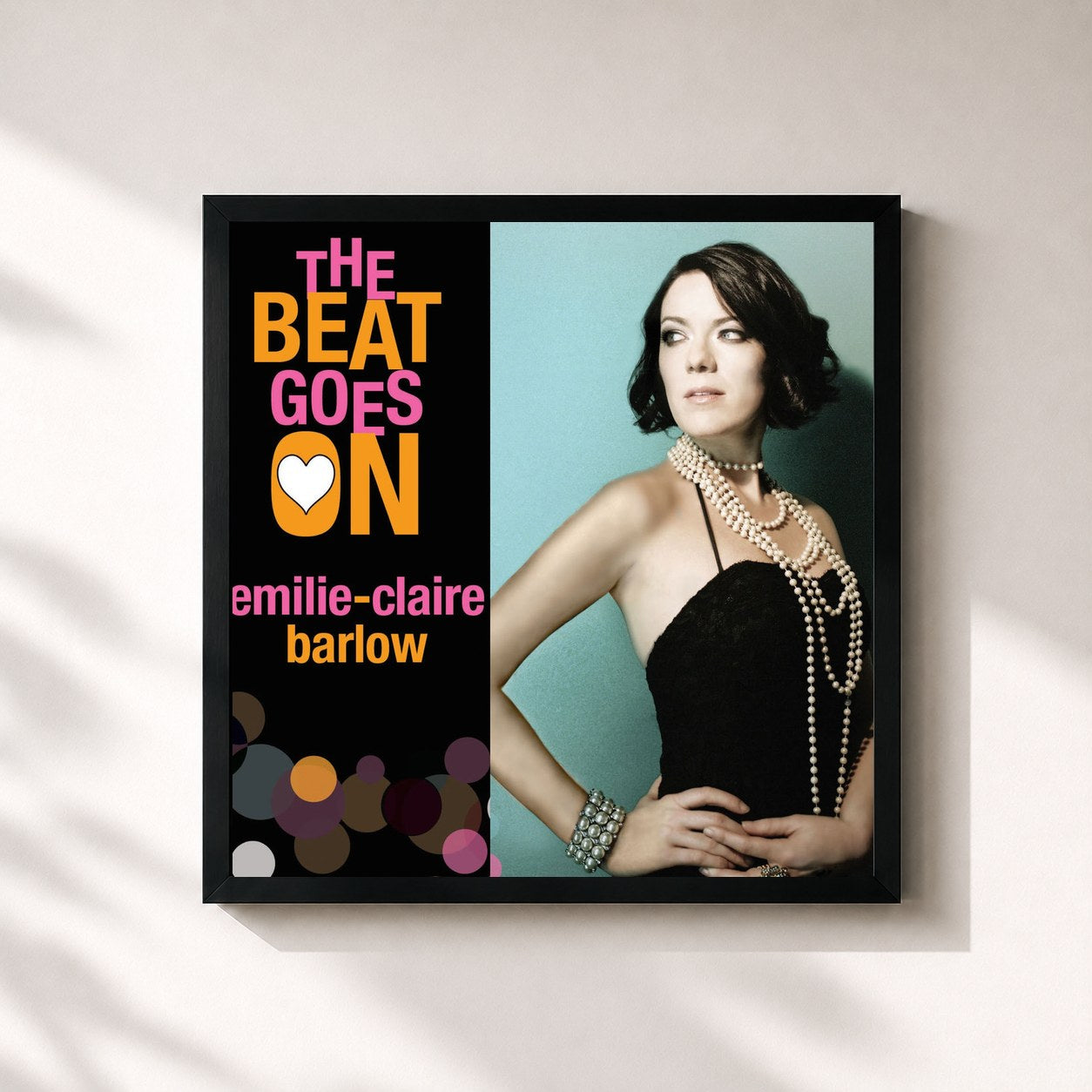 #noir Tableau carré de l'album The Beat Goes On de Emilie-Claire Barlow, cadre noir 32x32 cm