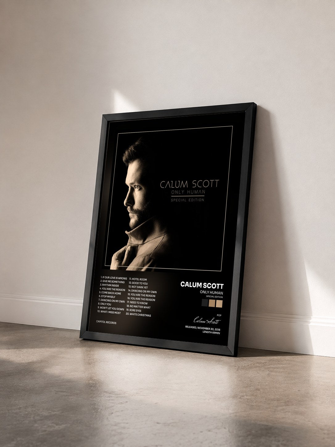 #noir Tableau de l'album Only Human (Special Edition) de Calum Scott vu de trois quarts, cadre noir