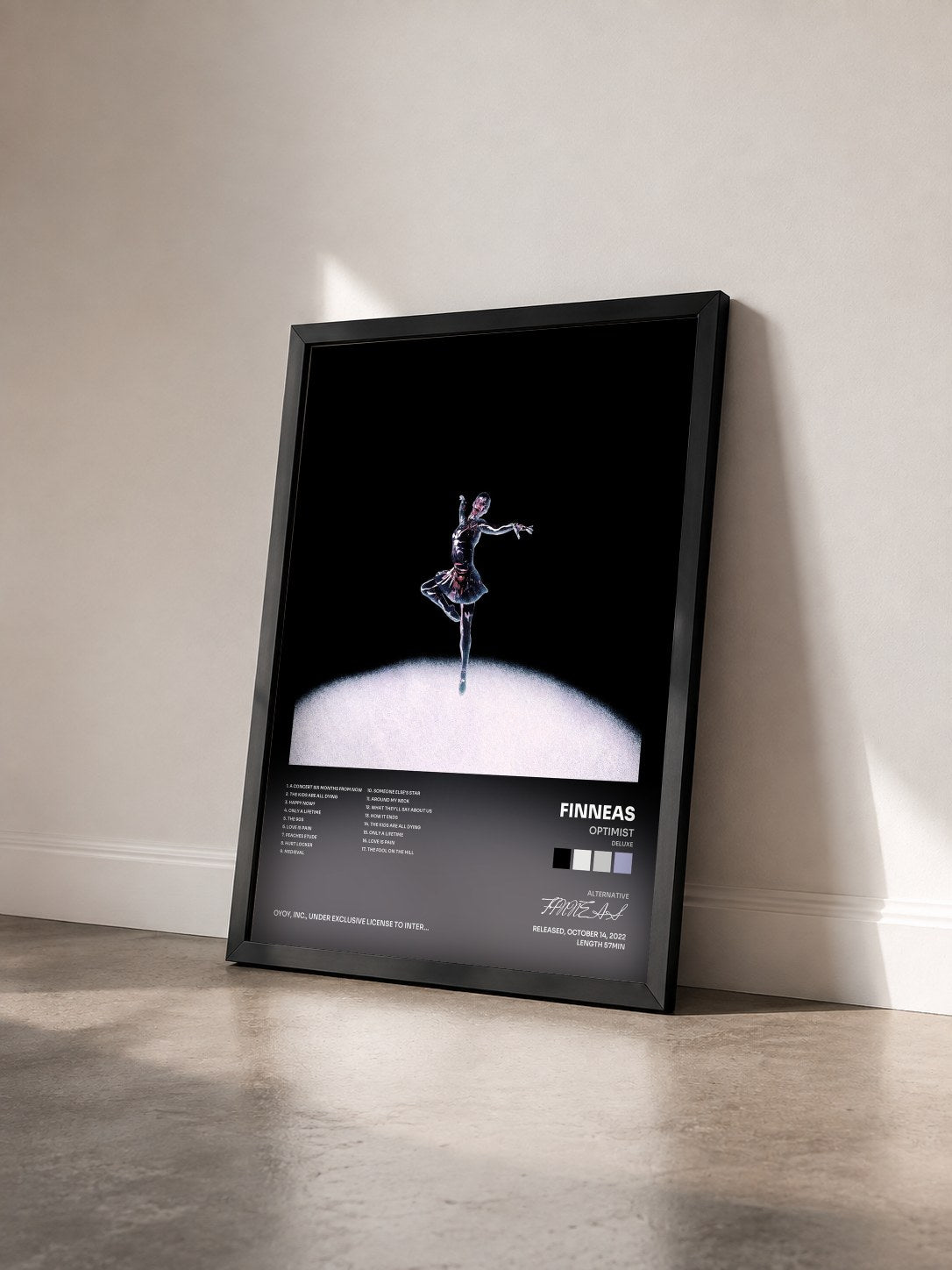 #noir Optimist (Deluxe) von FINNEAS als gerahmter Kunstdruck von schräg gesehen, schwarzer Rahmen
