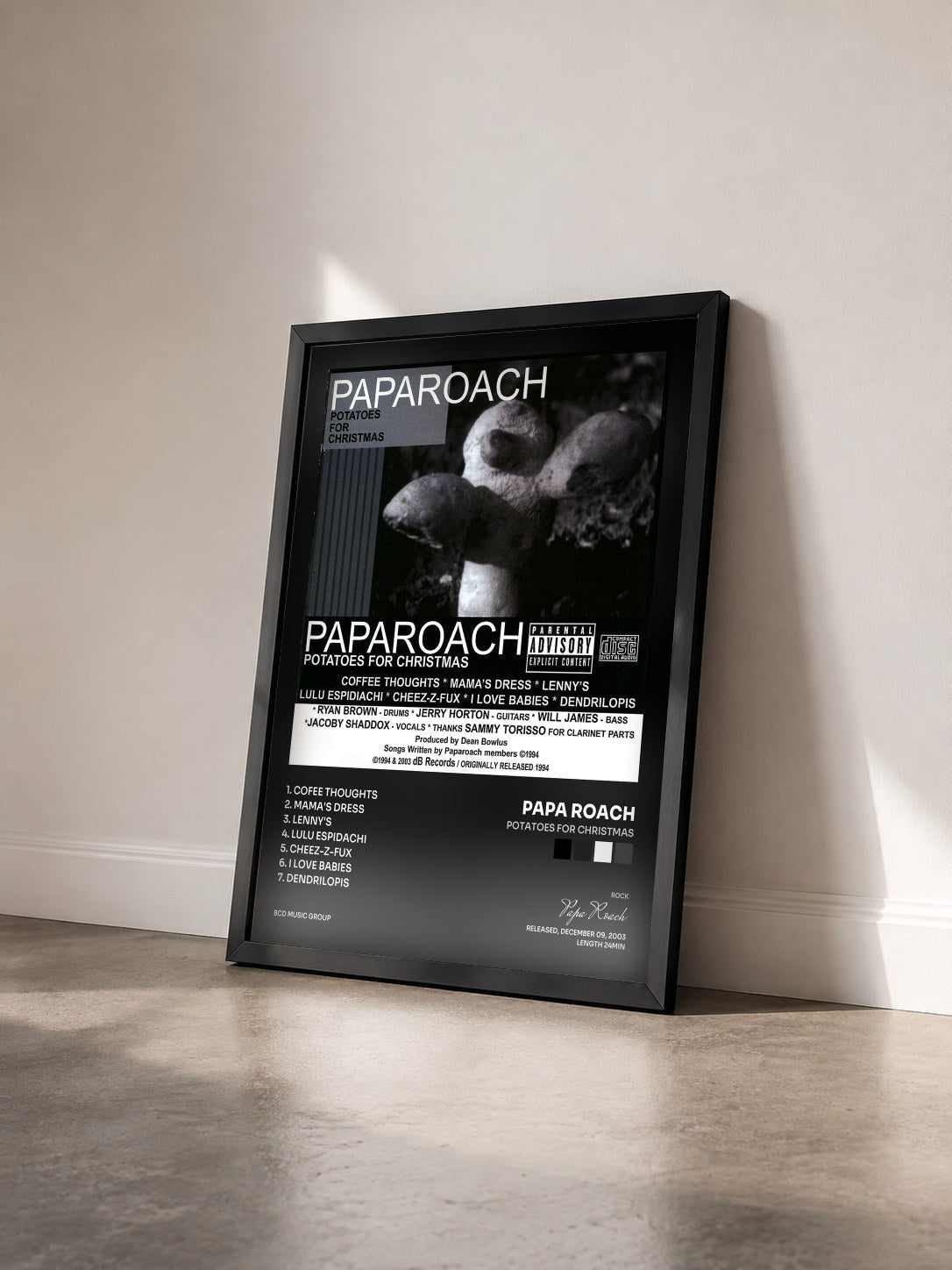 #noir Tableau de l'album Potatoes For Christmas de Papa Roach vu de trois quarts, cadre noir