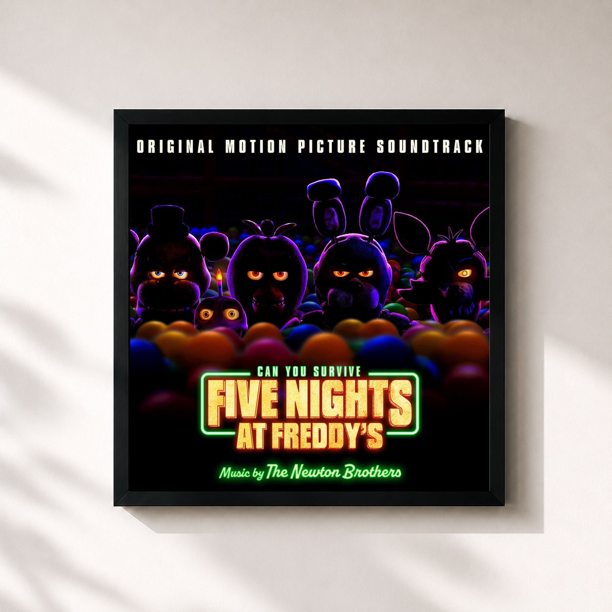 #noir Tableau carré de l'album Five Nights at Freddy's (Original Motion Picture Soundtrack) de The Newton Brothers, cadre noir 32x32 cm