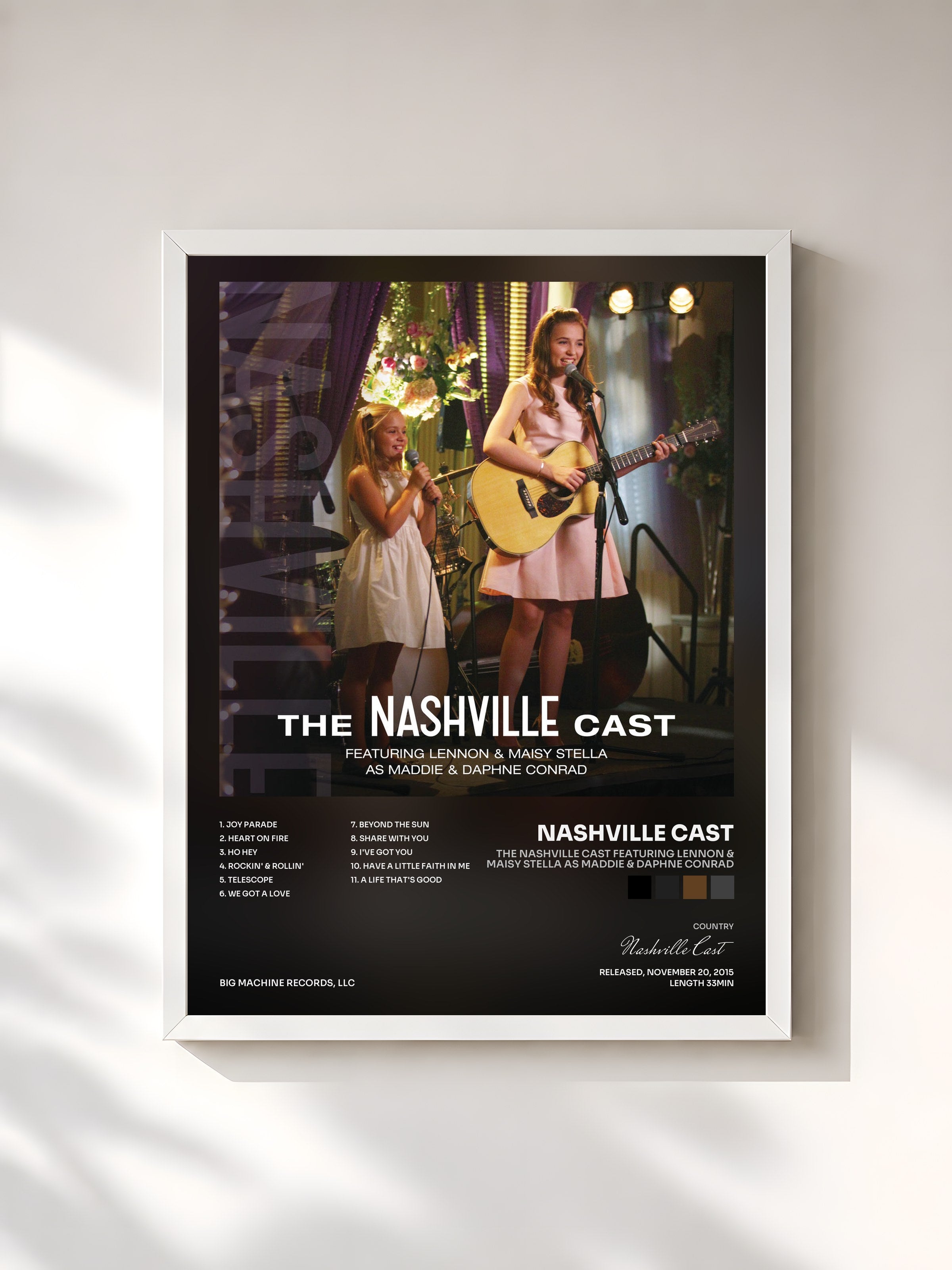#blanc Tableau de l'album The Nashville Cast Featuring Lennon & Maisy Stella As Maddie & Daphne Conrad de Nashville Cast, cadre blanc, imprimé et encadré en France