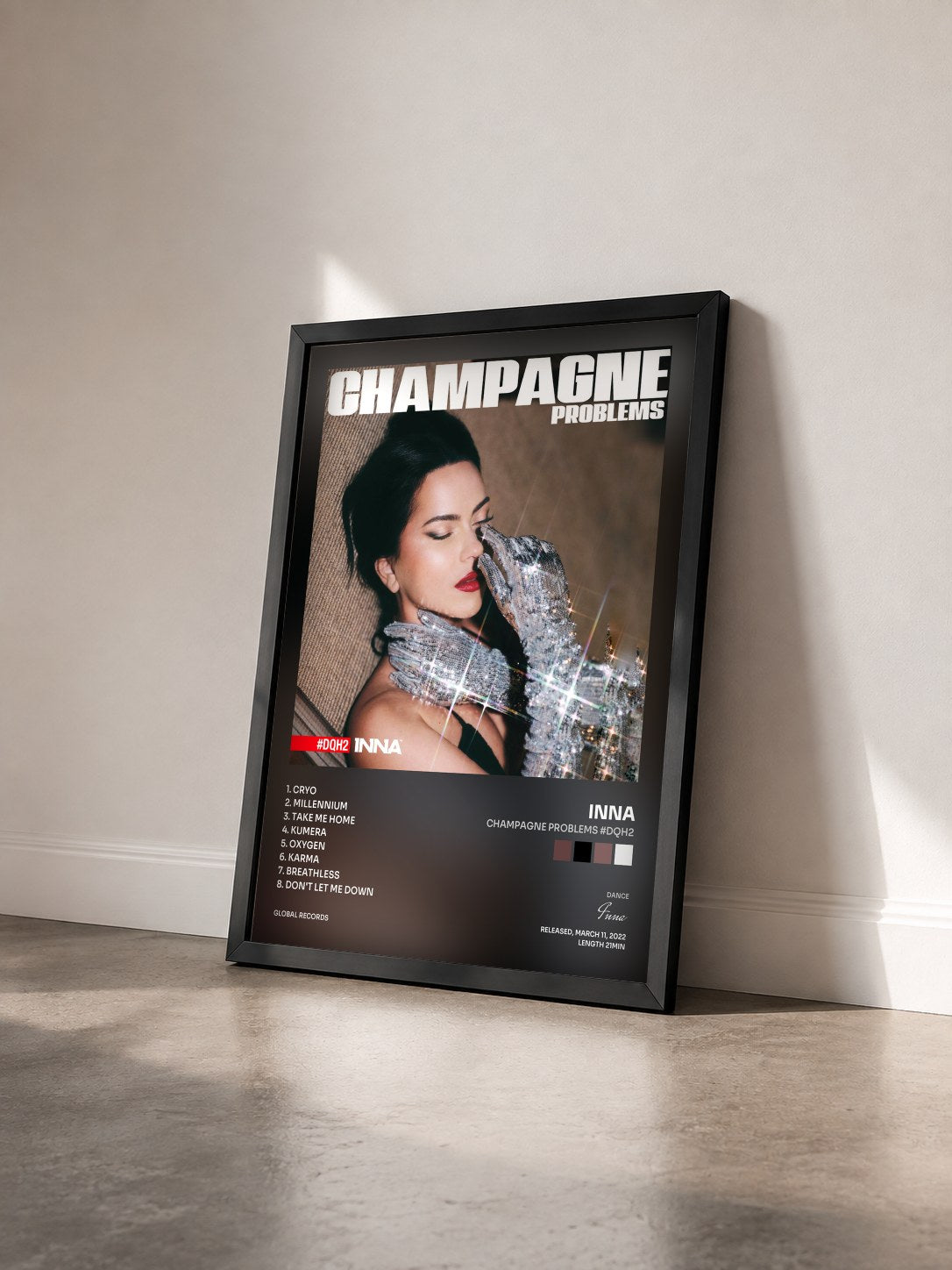 #noir Tableau de l'album Champagne Problems #DQH2 de Inna vu de trois quarts, cadre noir