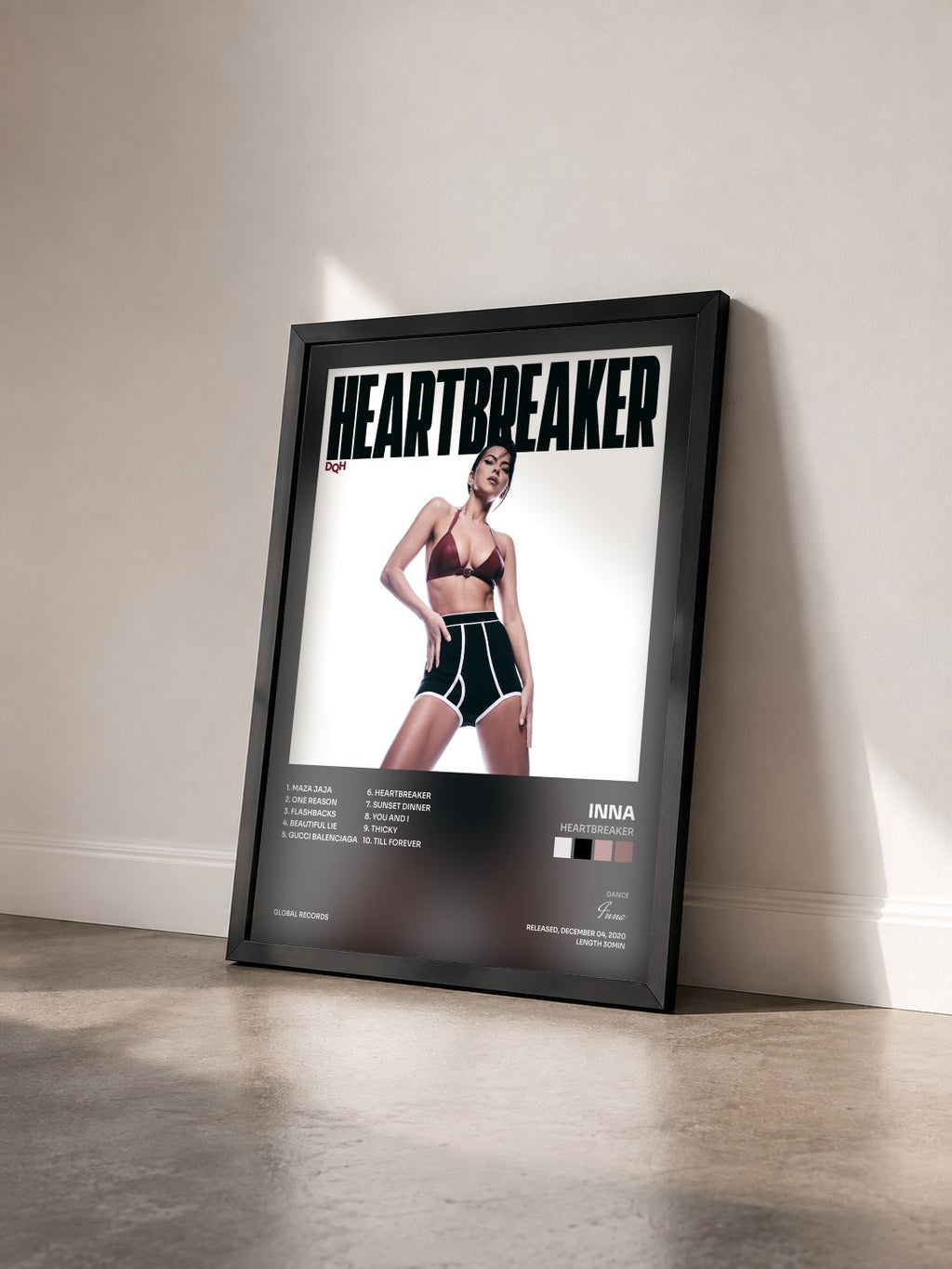#noir Heartbreaker von Inna als gerahmter Kunstdruck von schräg gesehen, schwarzer Rahmen