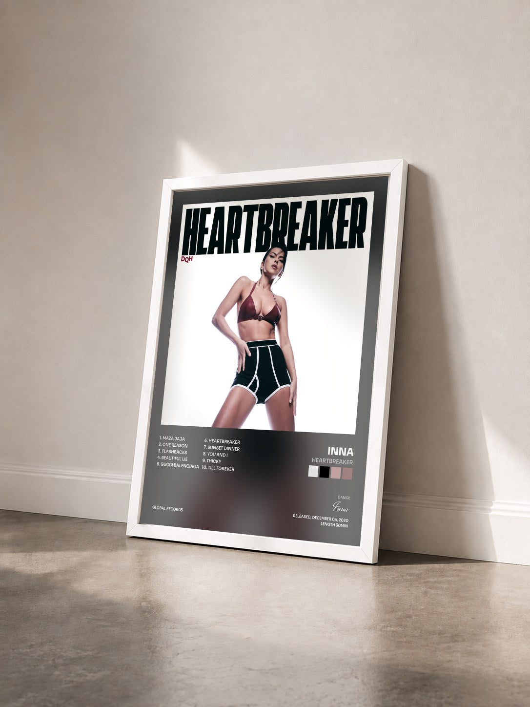 #blanc Heartbreaker von Inna als gerahmter Kunstdruck von schräg gesehen, weißer Rahmen