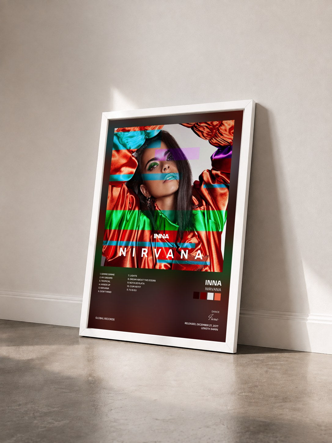 #blanc Tableau de l'album Nirvana de Inna vu de trois quarts, cadre blanc