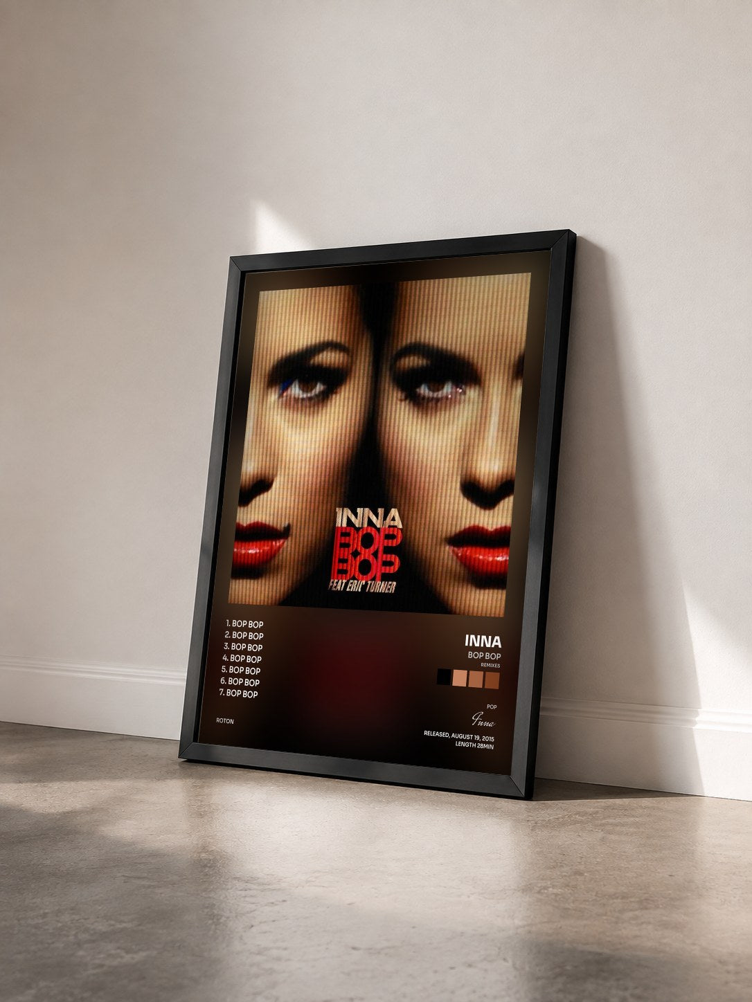 #noir Bop Bop (Remixes) von Inna als gerahmter Kunstdruck von schräg gesehen, schwarzer Rahmen