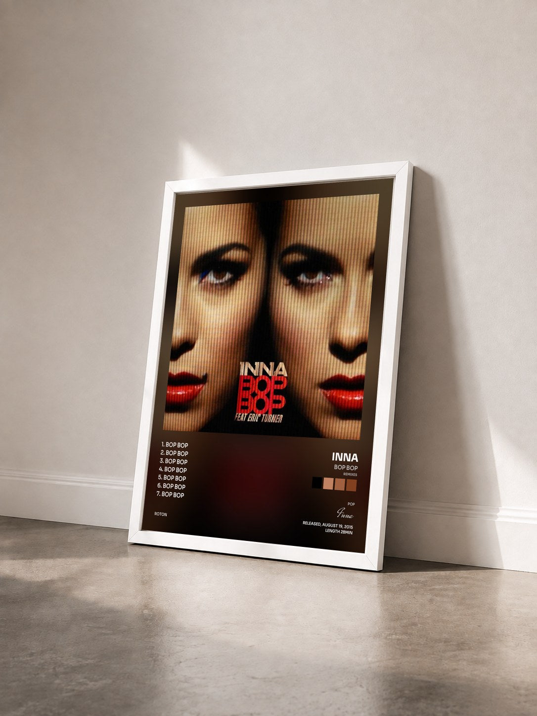 #blanc Bop Bop (Remixes) von Inna als gerahmter Kunstdruck von schräg gesehen, weißer Rahmen