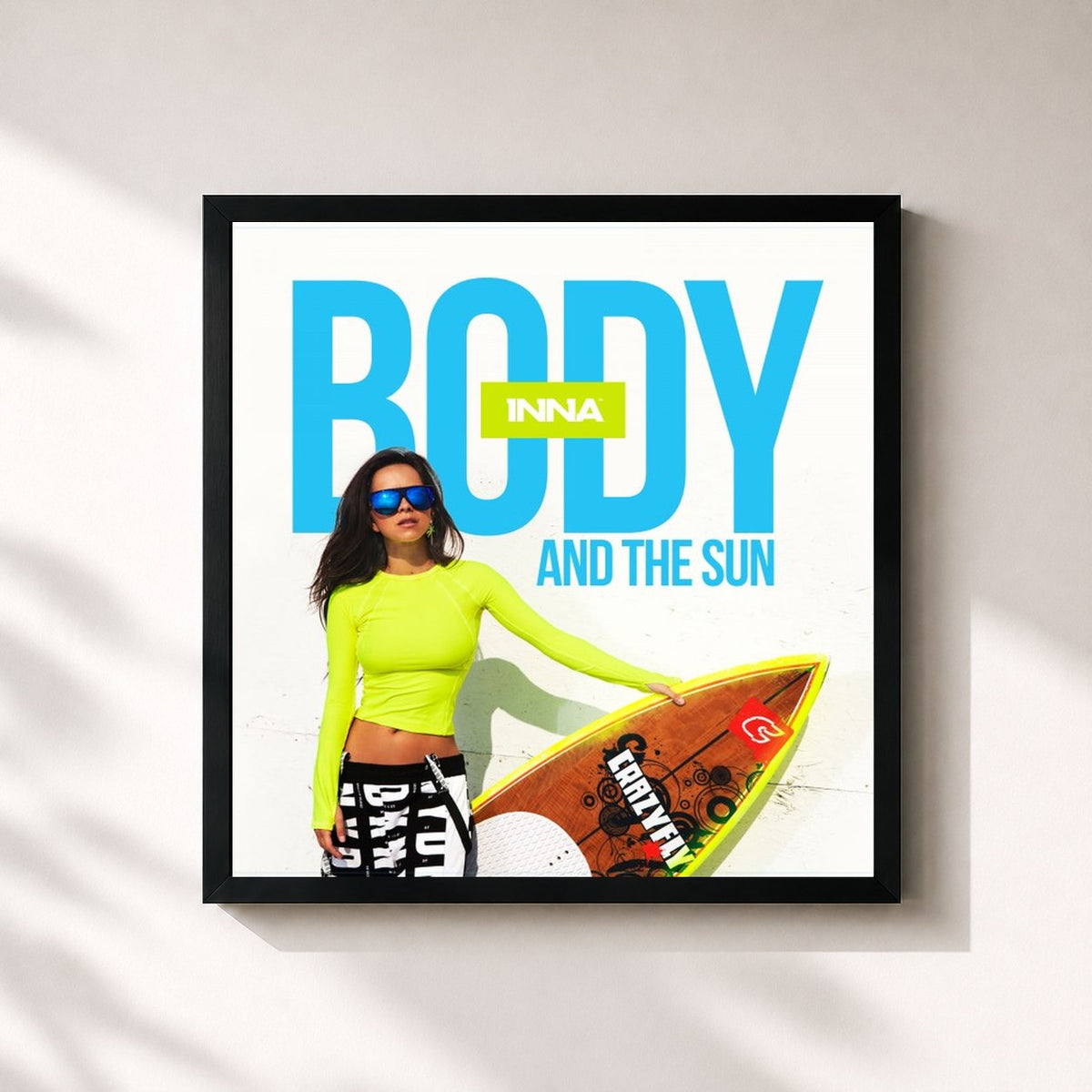 #noir Body and the Sun von Inna als quadratischer Kunstdruck, schwarzer Rahmen 32x32 cm
